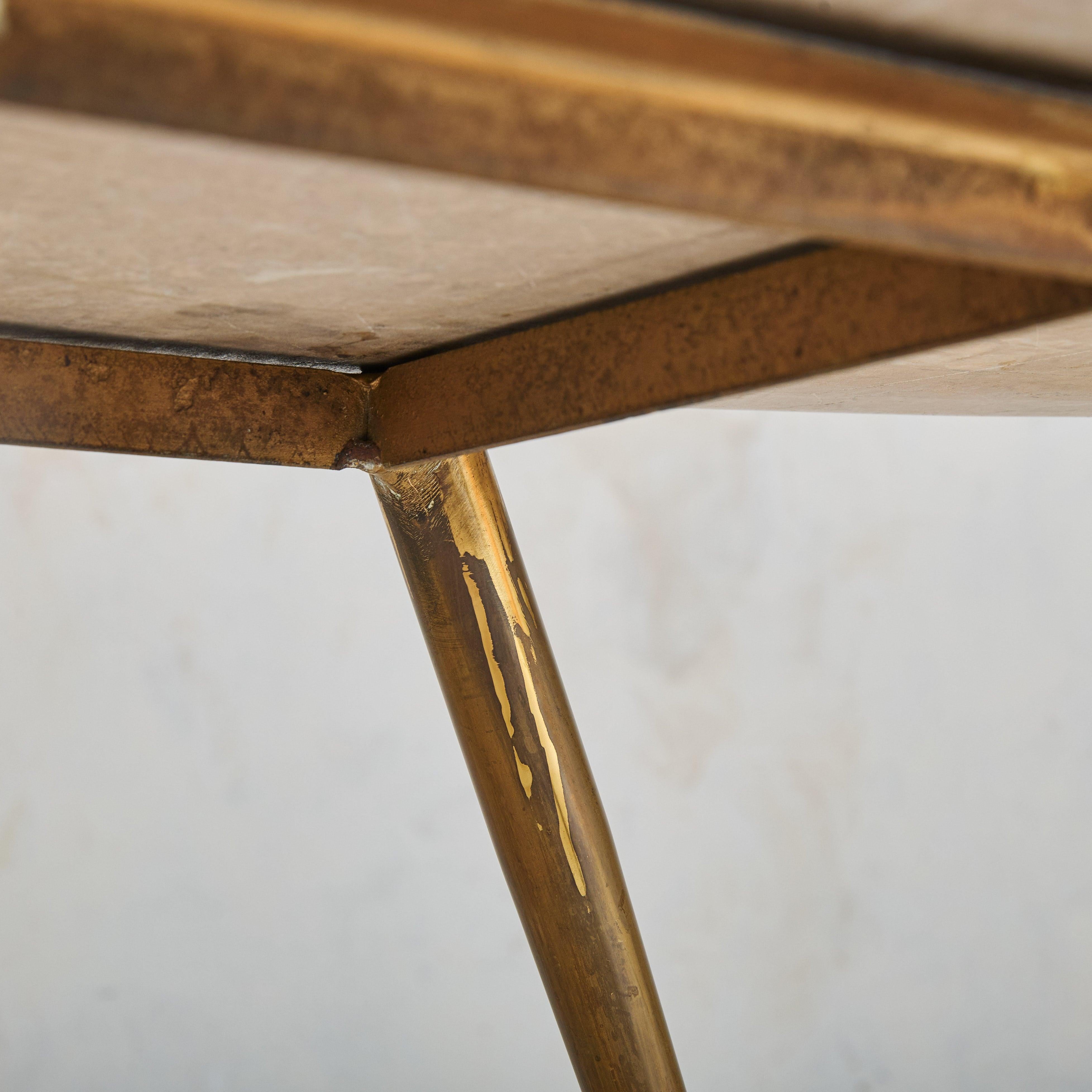 Table basse italienne ovale en marbre avec pieds en laiton, années 1950 en vente 2