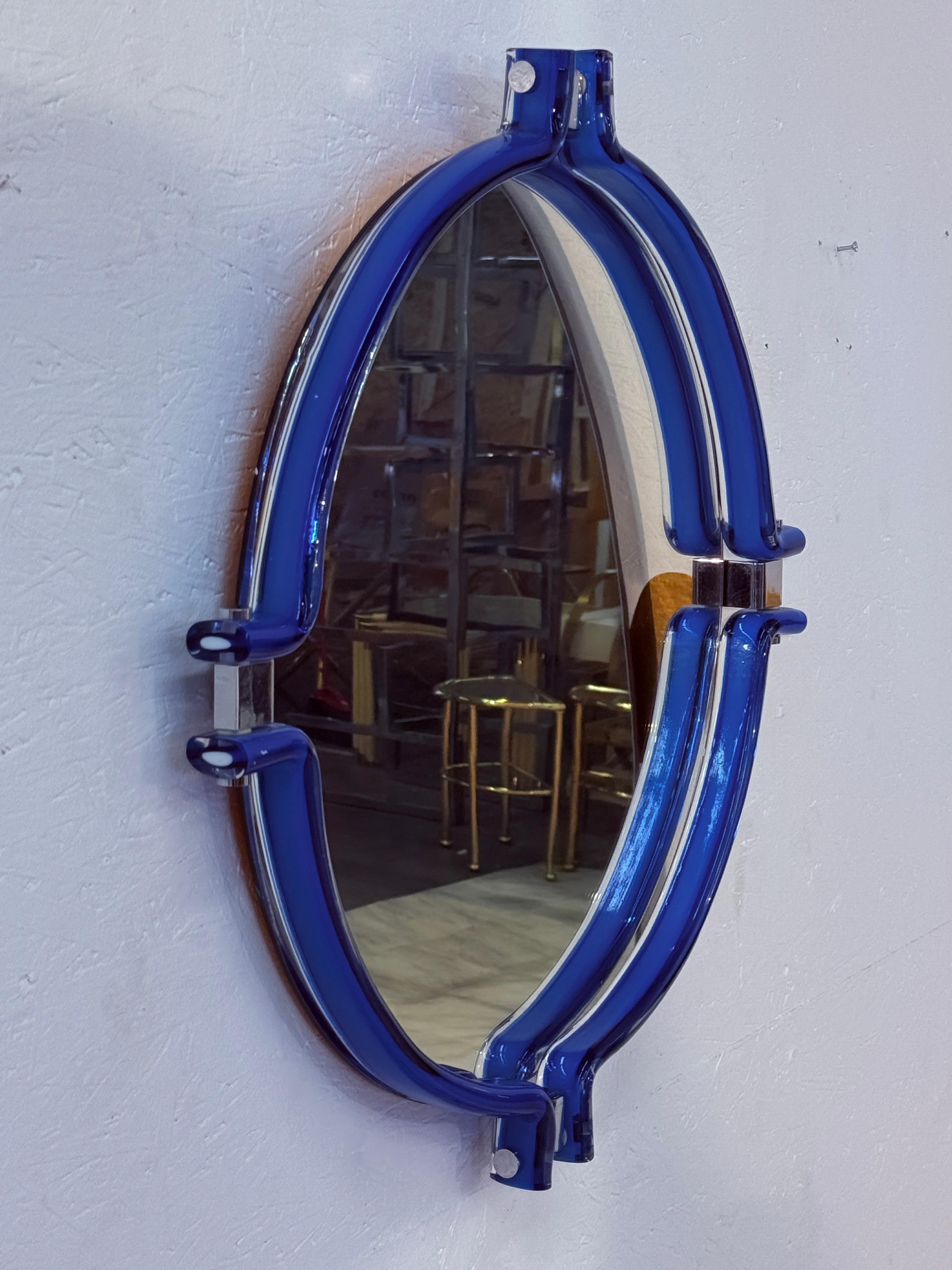 Moderne Miroir ovale italien avec cadre bleu sculptural, années 1980 en vente