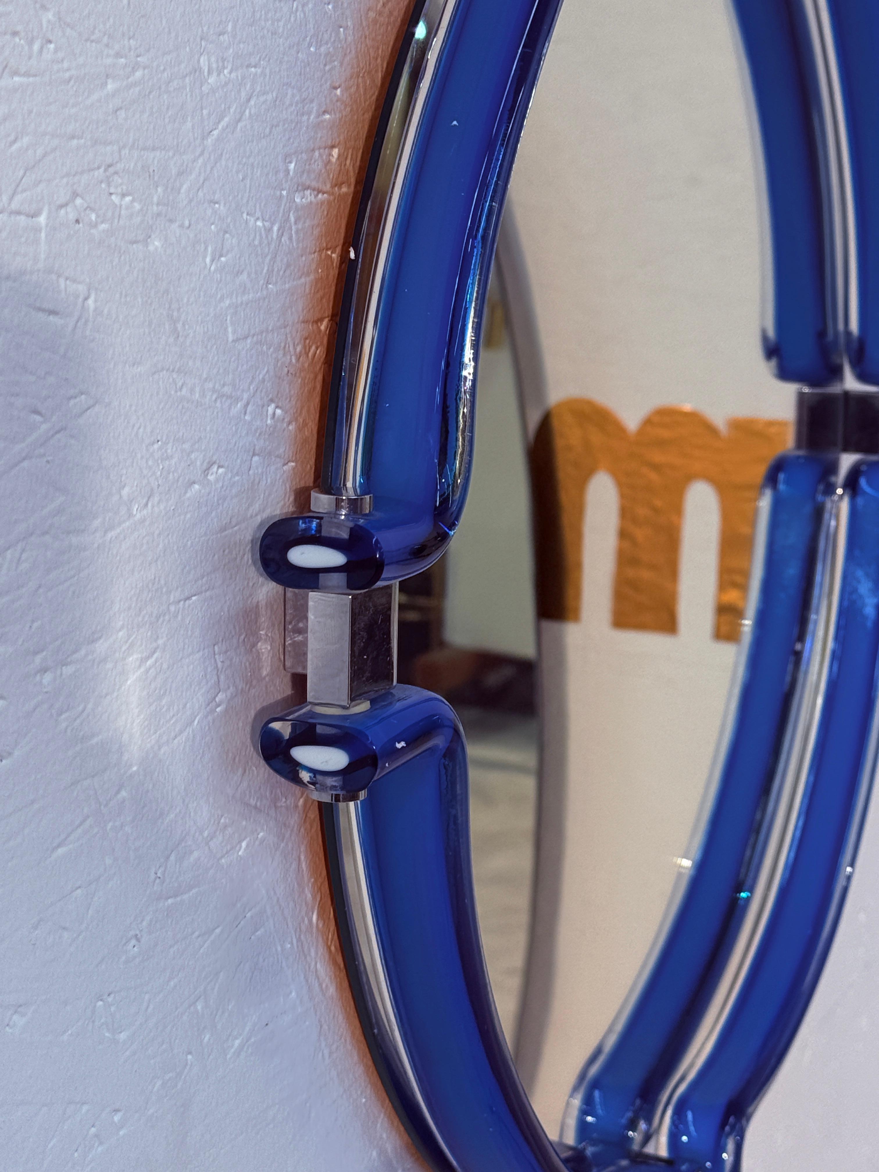 Miroir ovale italien avec cadre bleu sculptural, années 1980 Bon état - En vente à Los Angeles, CA