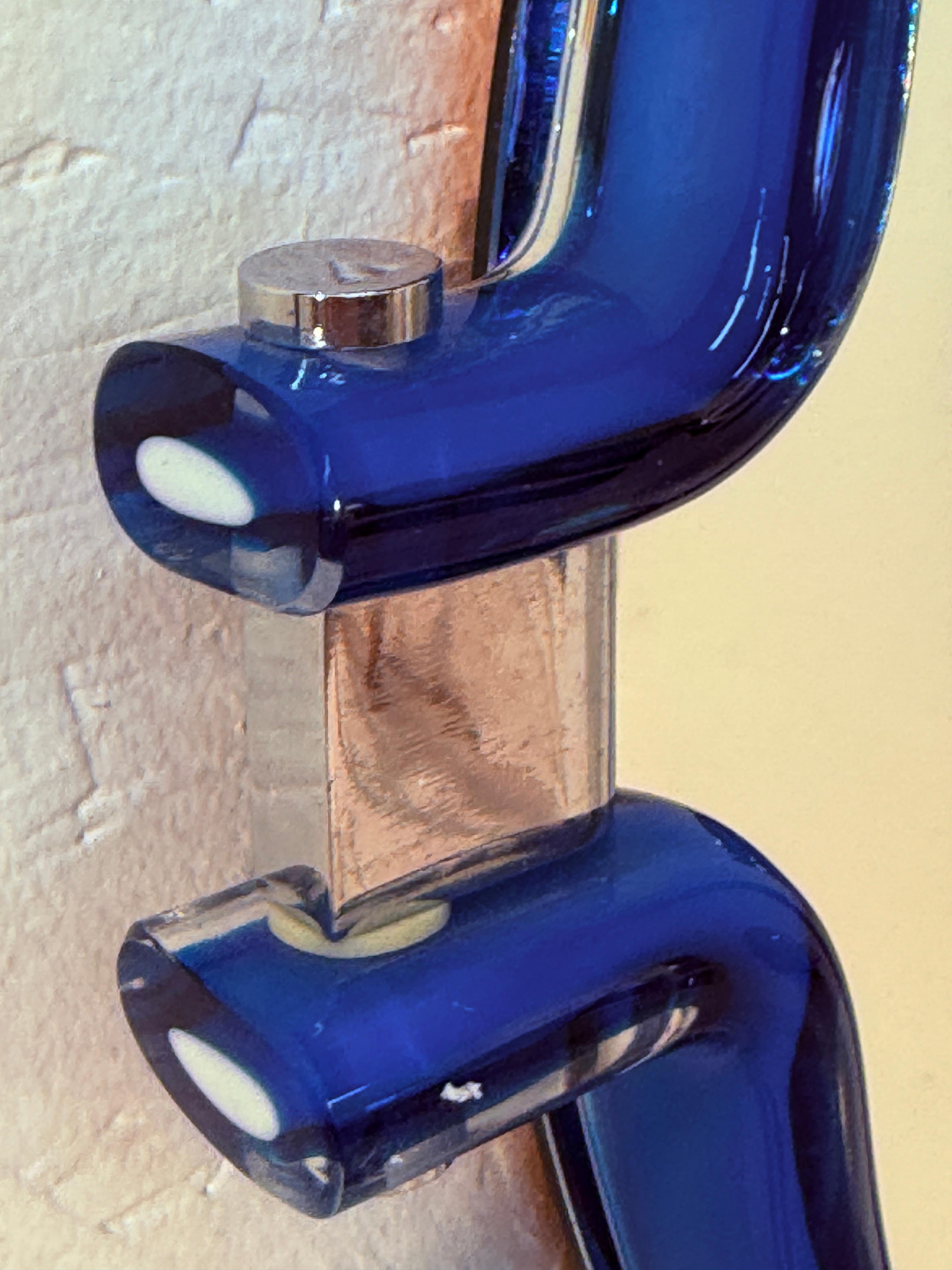 Fin du 20e siècle Miroir ovale italien avec cadre bleu sculptural, années 1980 en vente