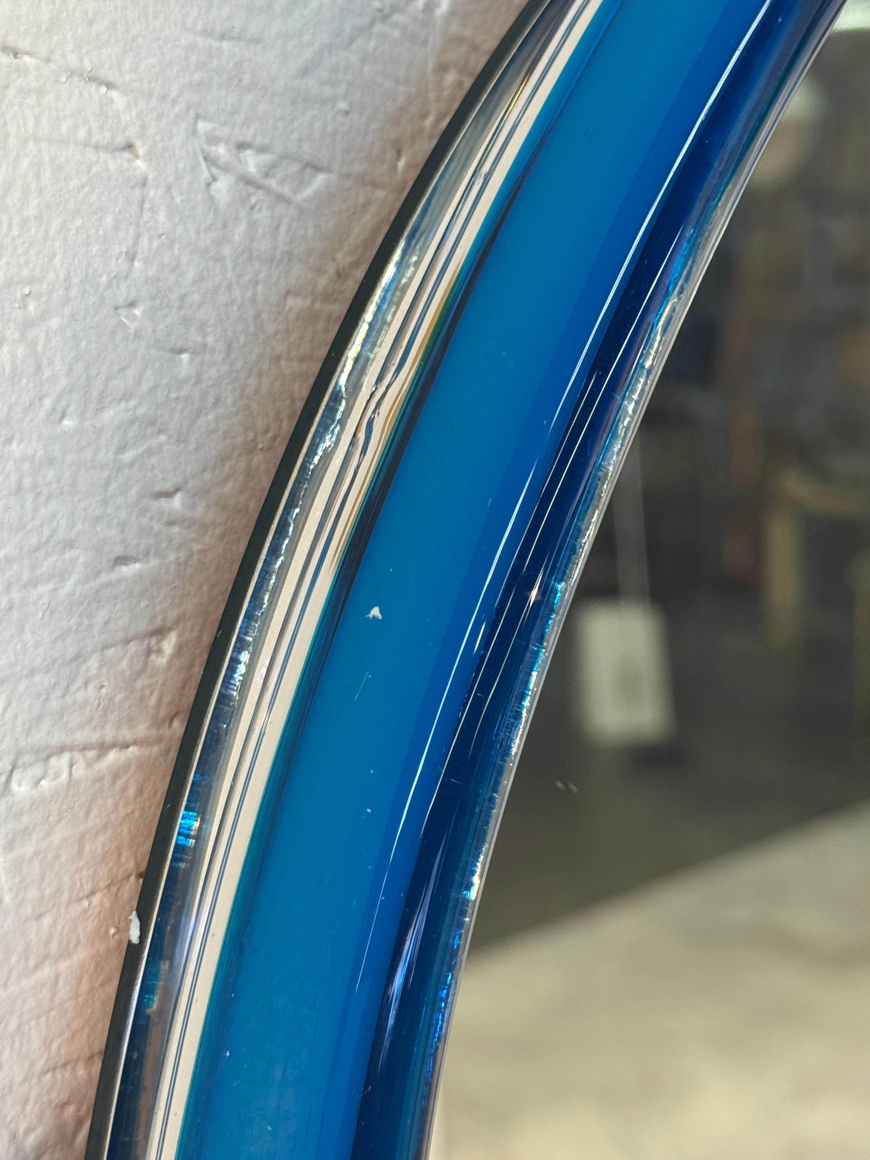 Miroir ovale italien avec cadre bleu sculptural, années 1980 en vente 1