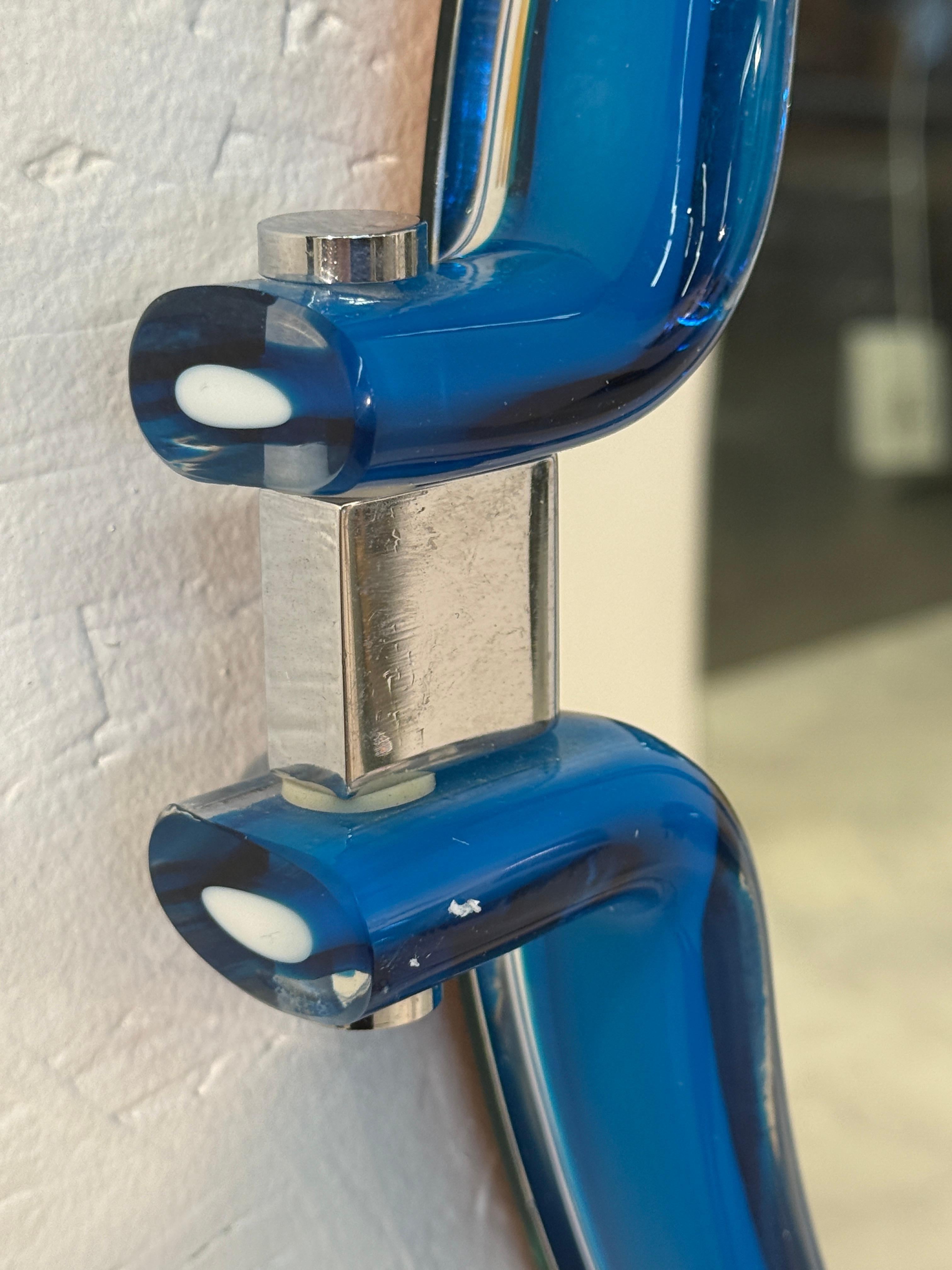 Miroir ovale italien avec cadre bleu sculptural, années 1980 en vente 2