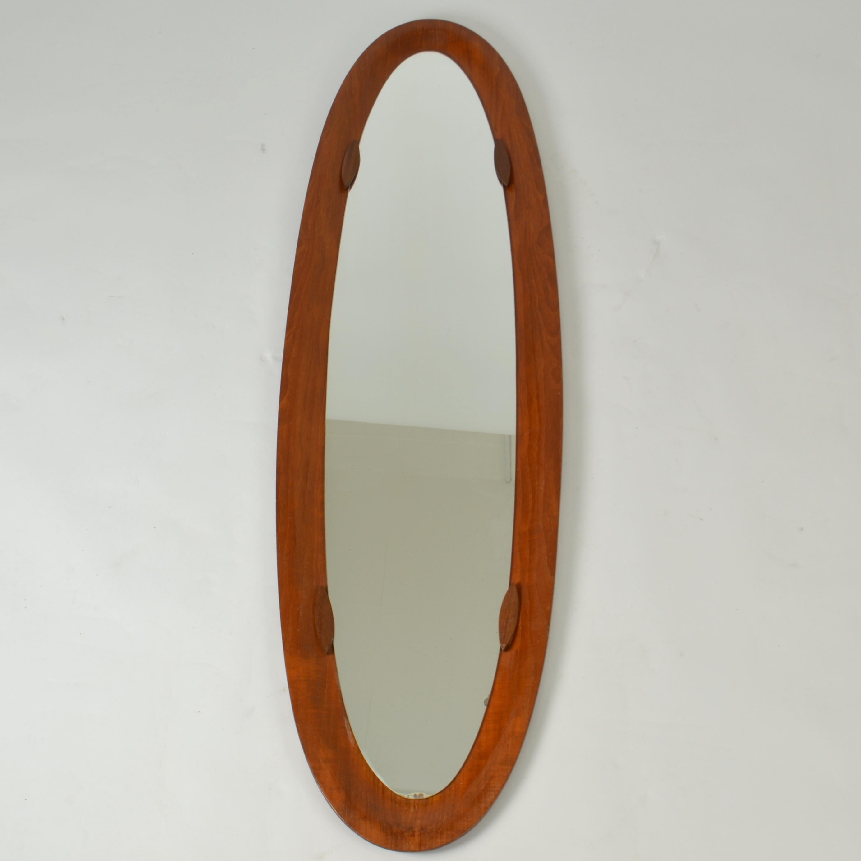 Grand miroir ovale élégant des designers Franco Campo & Carlo Graffi pour Home Turin 1950's Italy logé dans un cadre en contreplaqué plié.