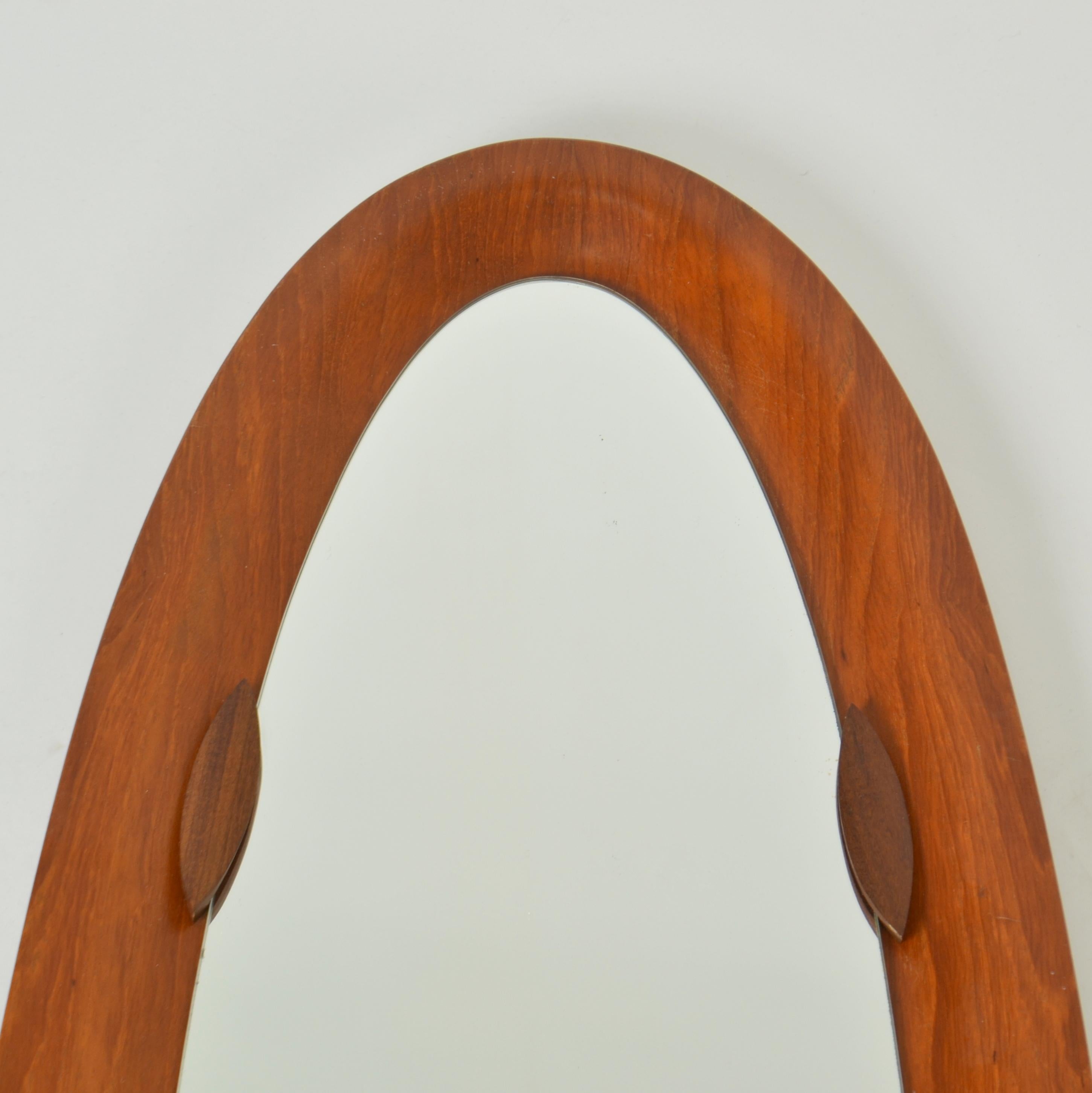 Mid-Century Modern Miroir italien ovale en contreplaqué par Franco Campo & Carlo Graffi en vente