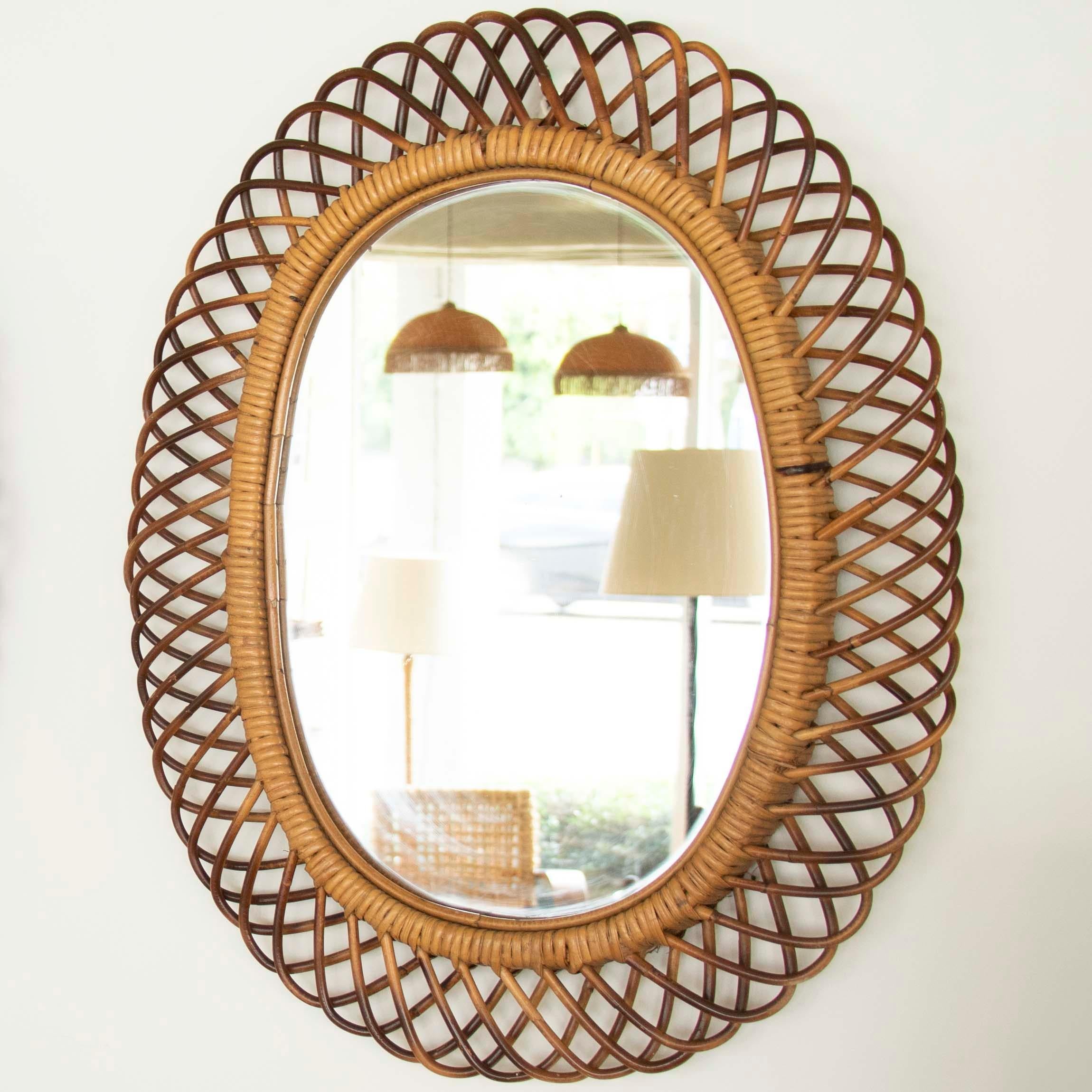 Bellissimo specchio ovale in rattan di Franco Albini, anni '60. Di grandi dimensioni, perfetto per il bagno o l'ingresso. In buone condizioni vintage, con cornice e specchio originali in rattan.