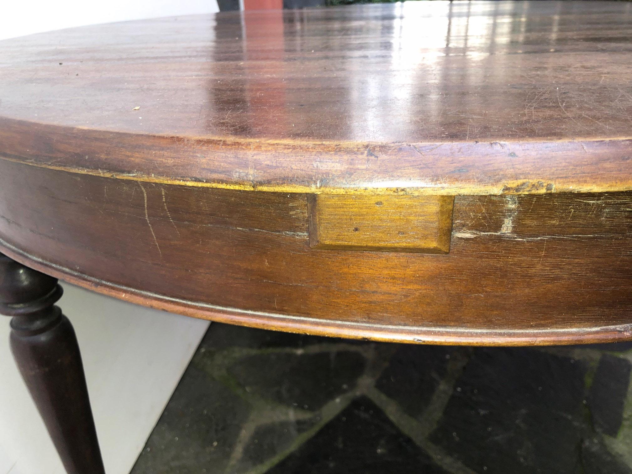 Italian Oval Table in Solid Walnut with Turned Leg  Very Comfortable For Sale 6