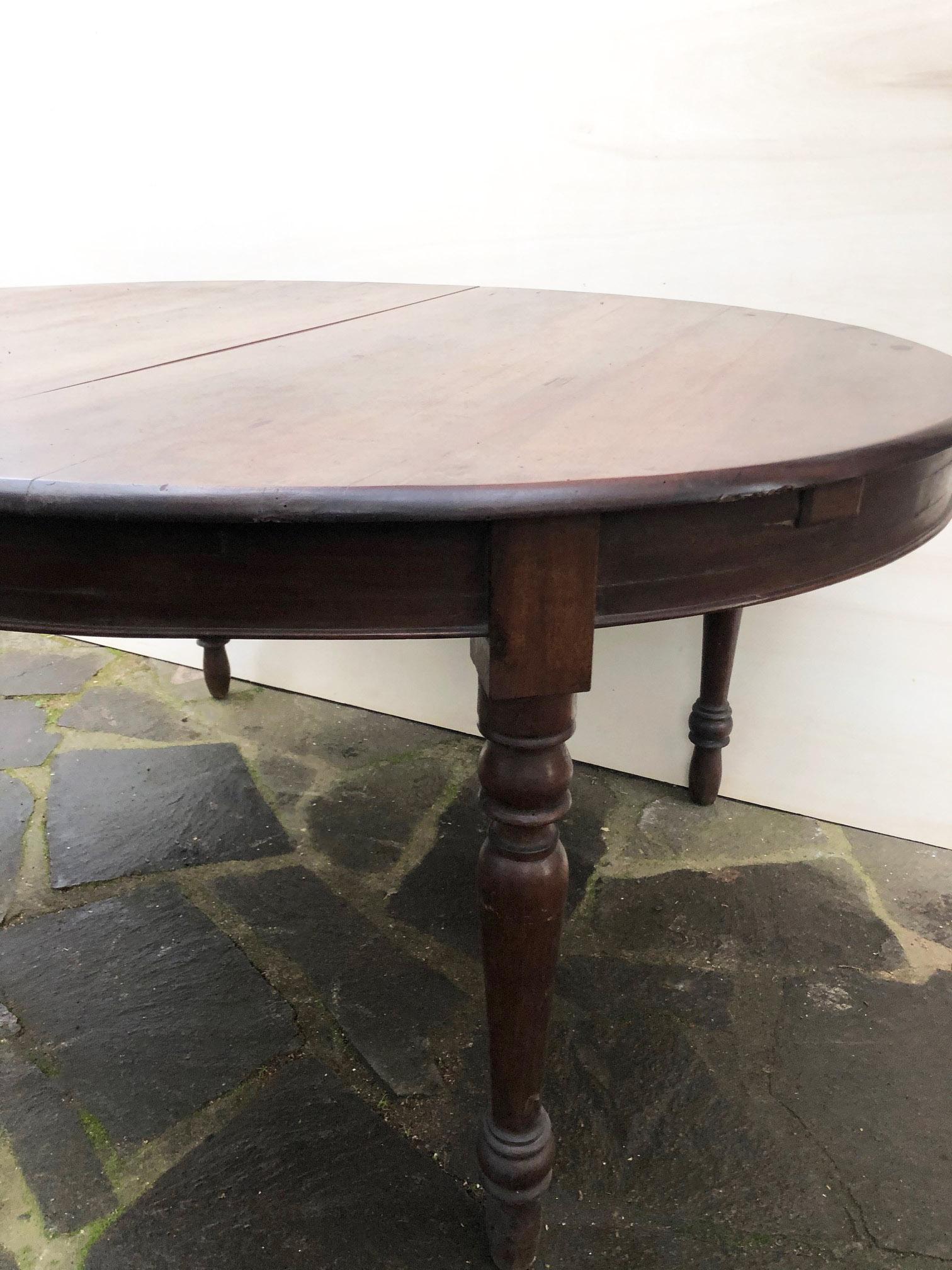 Ovaler italienischer Tisch aus massivem Nussbaumholz mit gedrechseltem Bein  Sehr komfortabel im Angebot 6