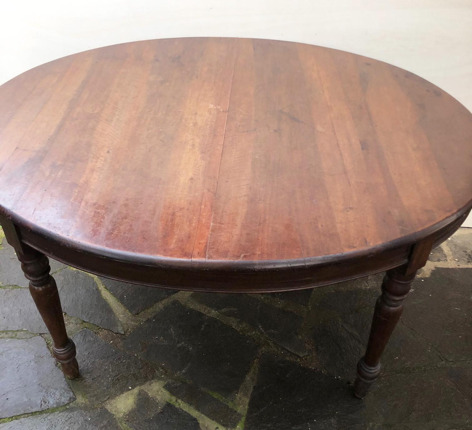 Italian oval table, in solid walnut, with turned leg, from 20th Century, very comfortable.
Original patina paint, wax finish.
Comes from an old country house in the Buggiano area of Tuscany.
The paint is original in patina, honey amber color. 
As