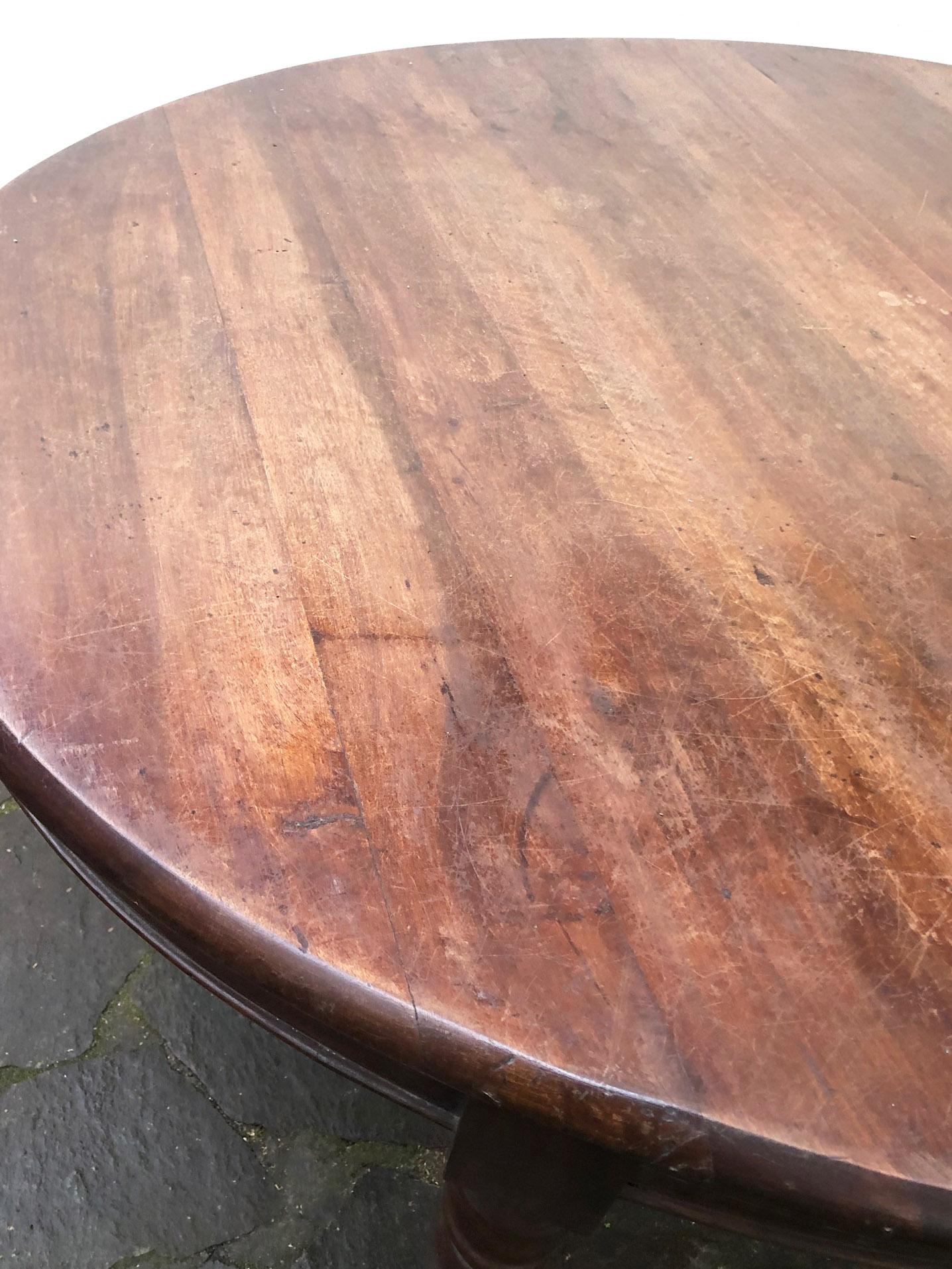 Ovaler italienischer Tisch aus massivem Nussbaumholz mit gedrechseltem Bein  Sehr komfortabel (Italienisch) im Angebot