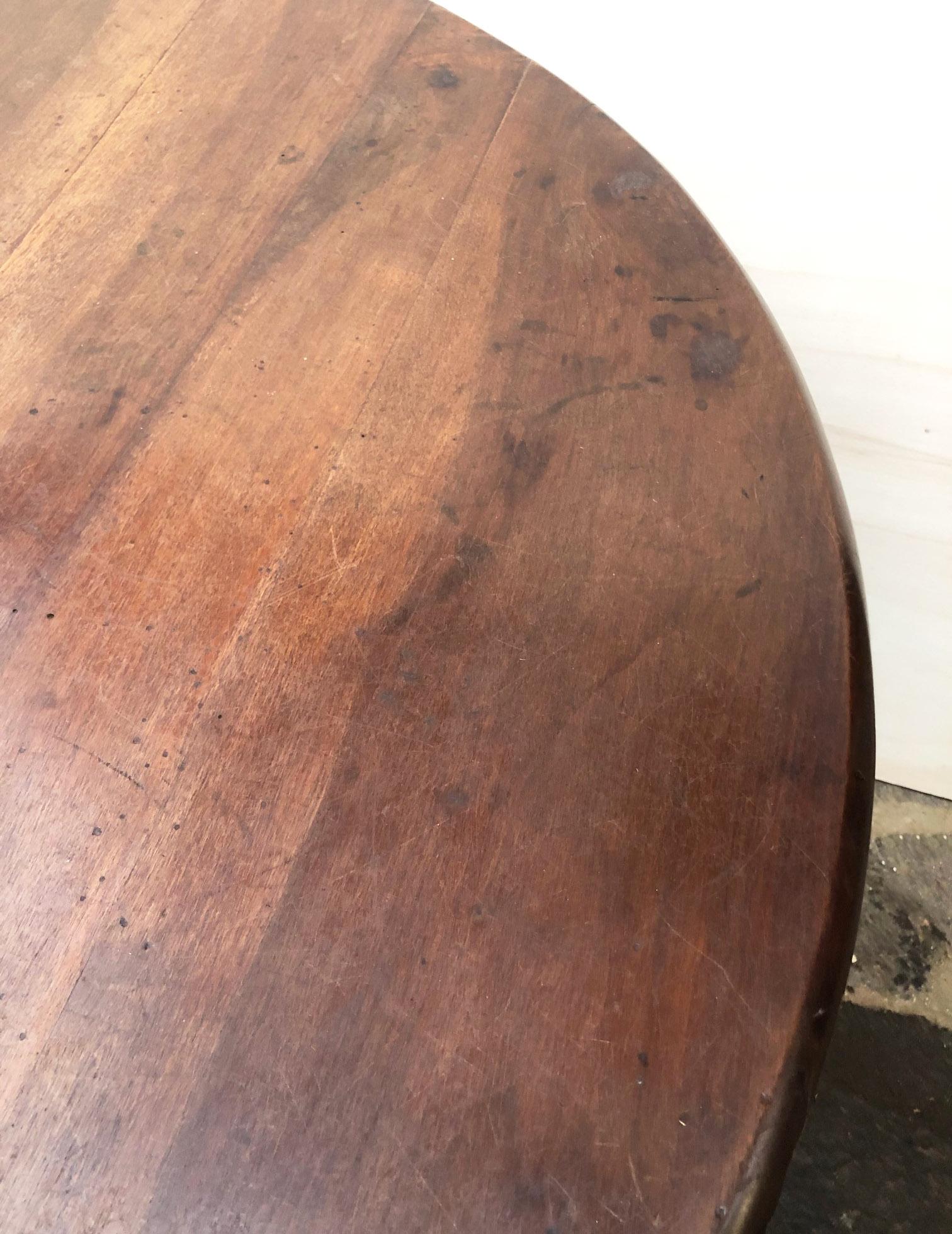 Italian Oval Table in Solid Walnut with Turned Leg  Very Comfortable For Sale 2