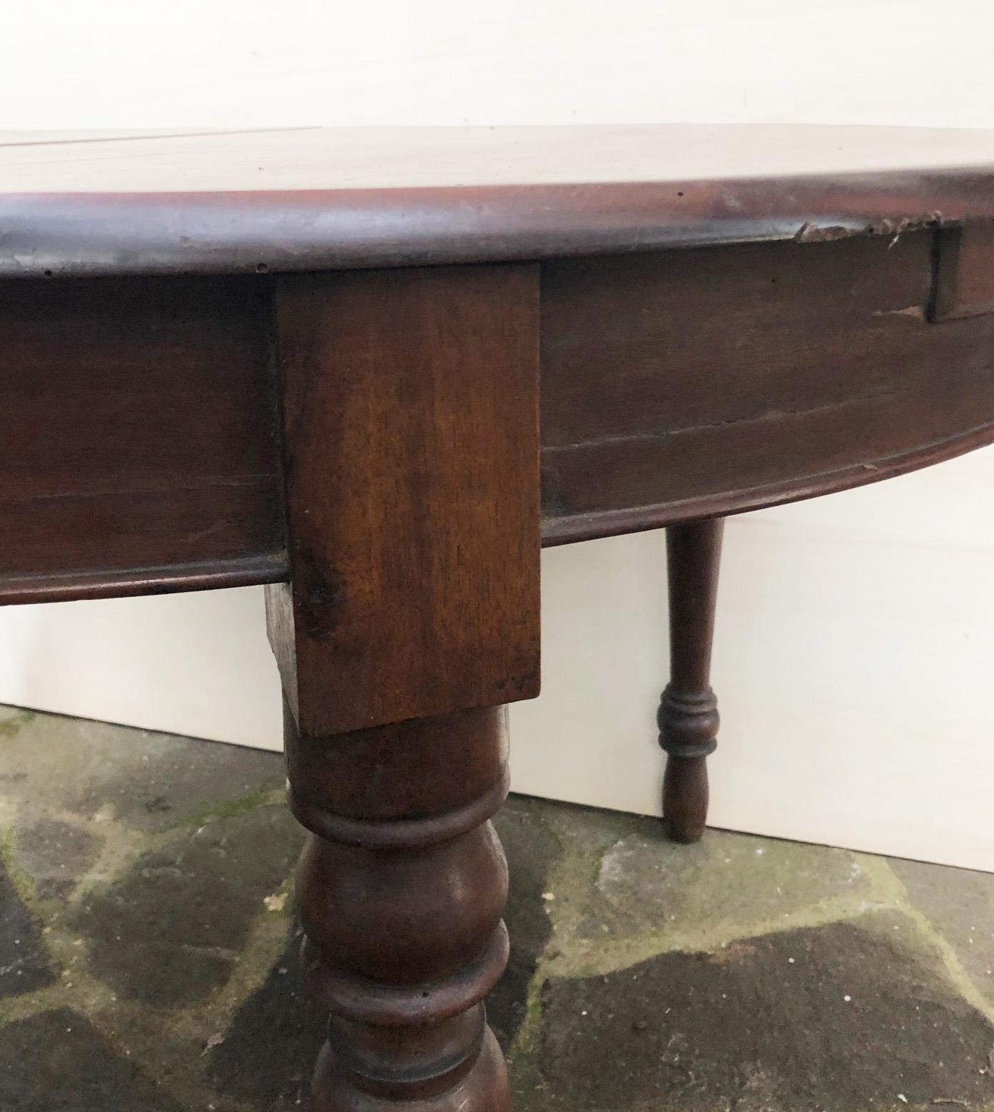 Ovaler italienischer Tisch aus massivem Nussbaumholz mit gedrechseltem Bein  Sehr komfortabel im Angebot 1