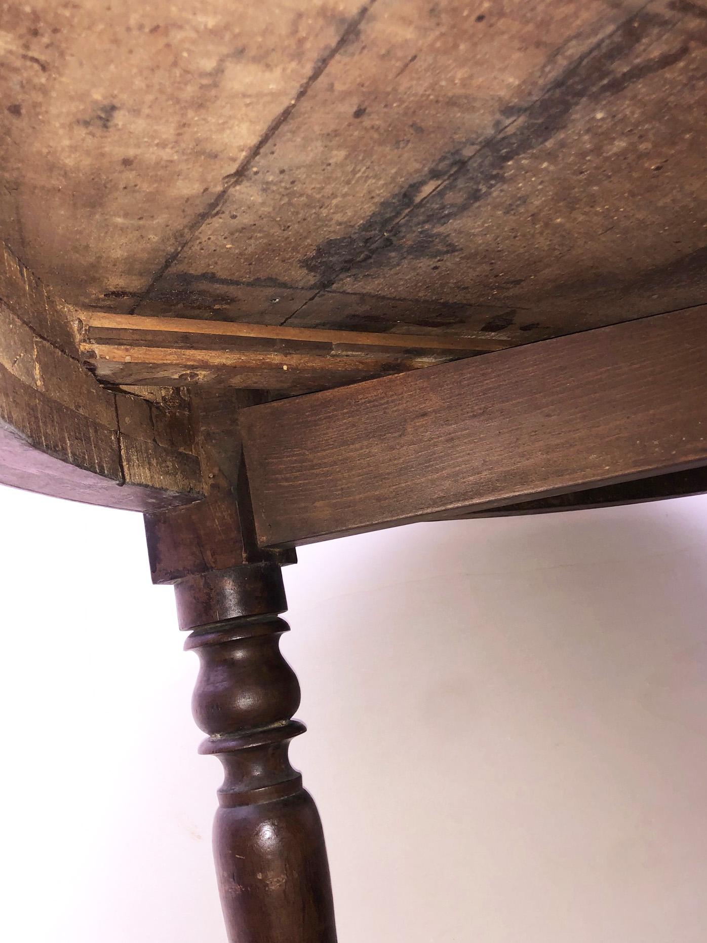 Ovaler italienischer Tisch aus massivem Nussbaumholz mit gedrechseltem Bein  Sehr komfortabel im Angebot 2