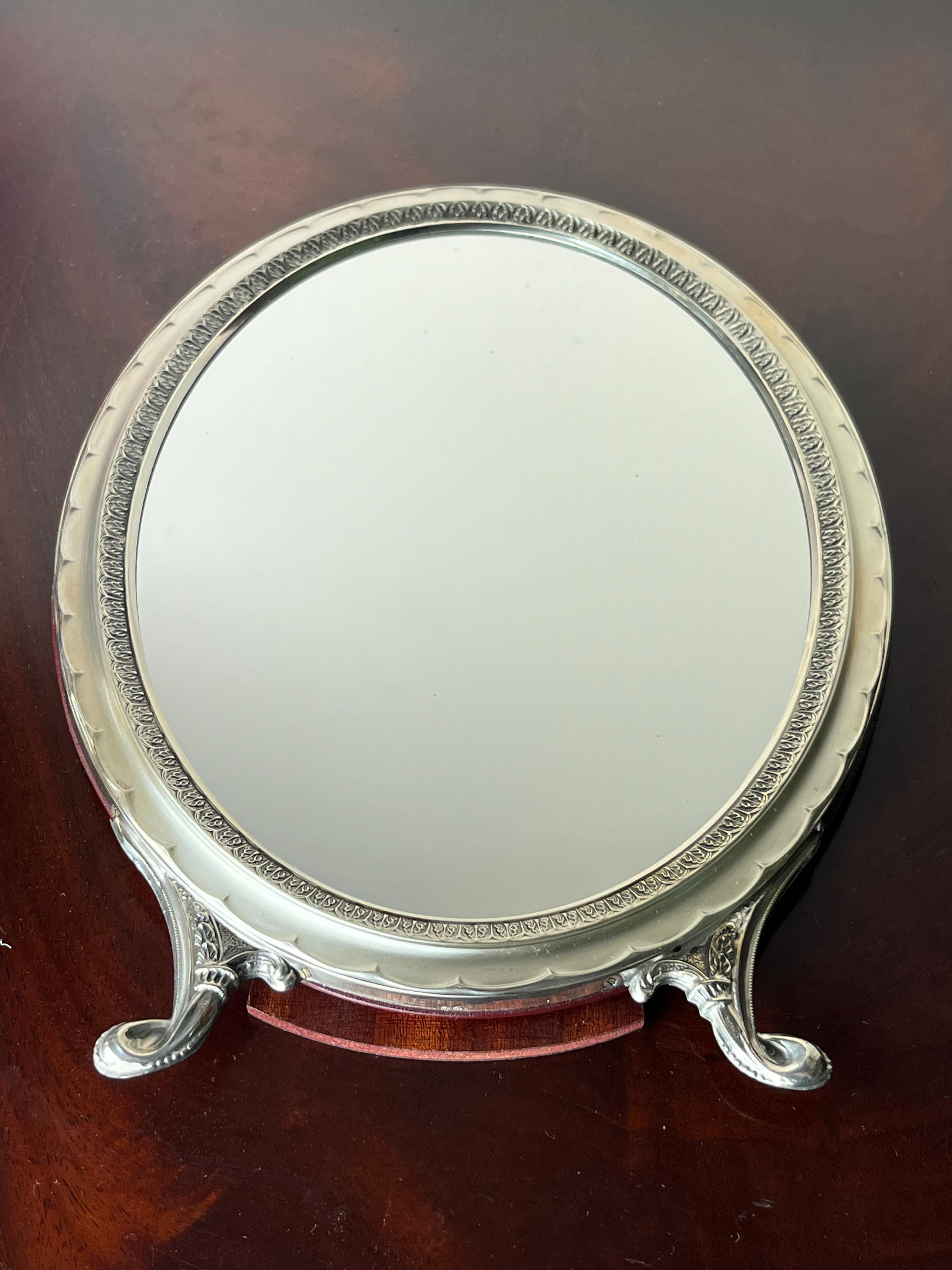 Italian oval table mirror in 800 silver, 1960s
Beautiful 800 silver mirror, not like the coated ones. Very rare.
Intact and in good condition. It has the state marks and the 800 fineness imprinted on it.
It is in good condition.