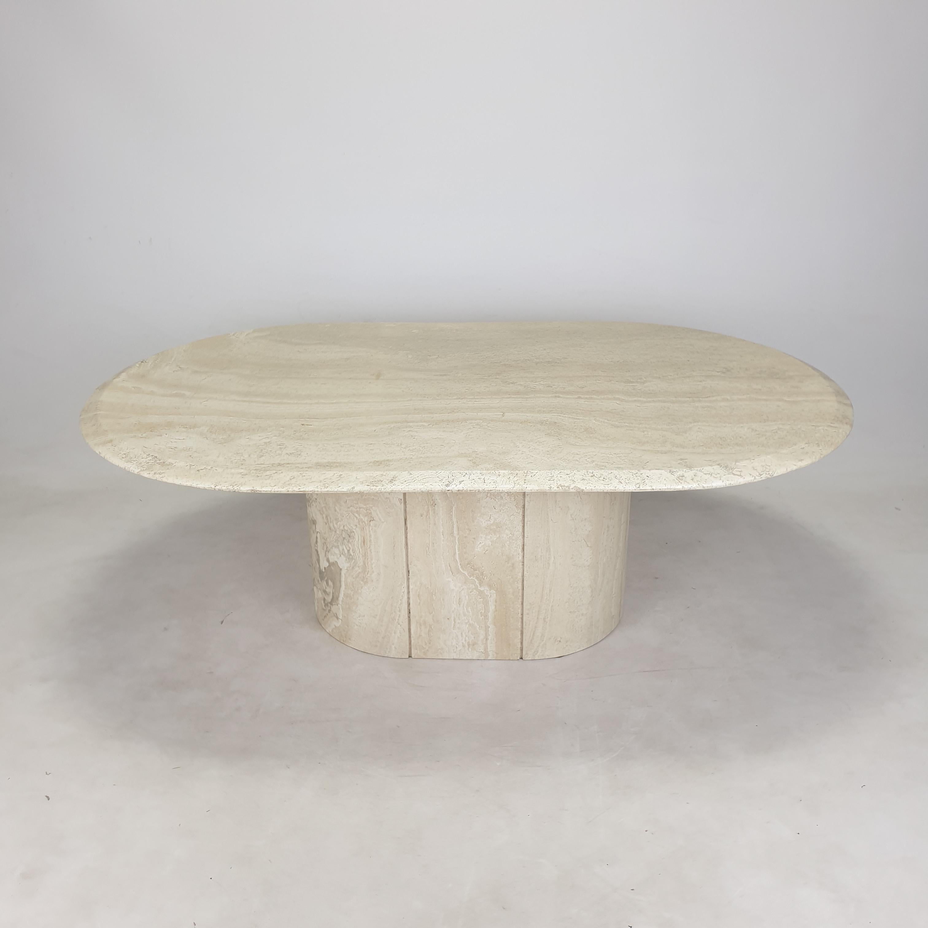 Very beautiful Italian coffee table from 1984, handcrafted out of travertine. 

The oval plate and the oval base are made of very nice travertine.