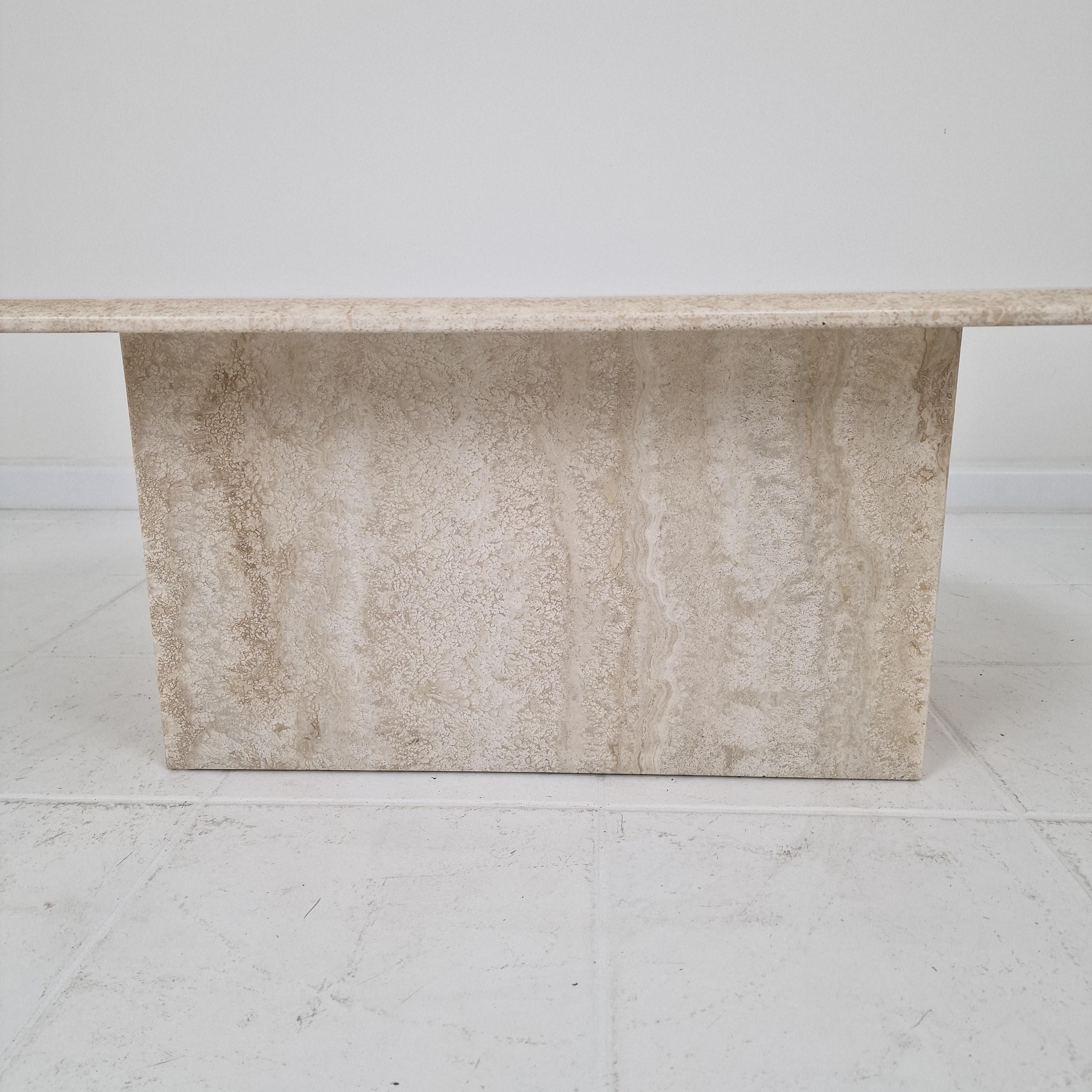 Italian Oval Travertine Coffee Table – Natural Elegance with Sculptural Style en venta 3