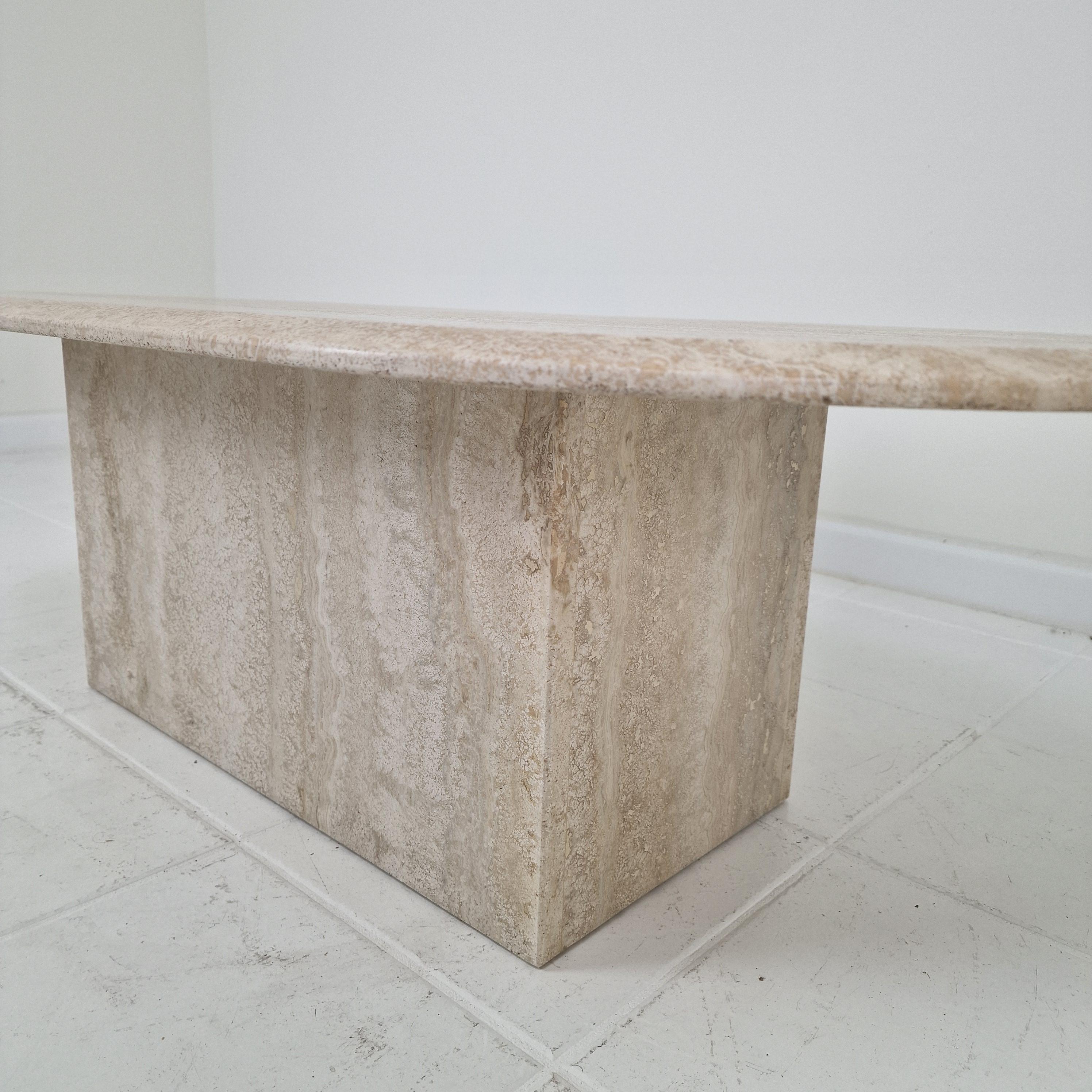 Italian Oval Travertine Coffee Table – Natural Elegance with Sculptural Style en venta 4
