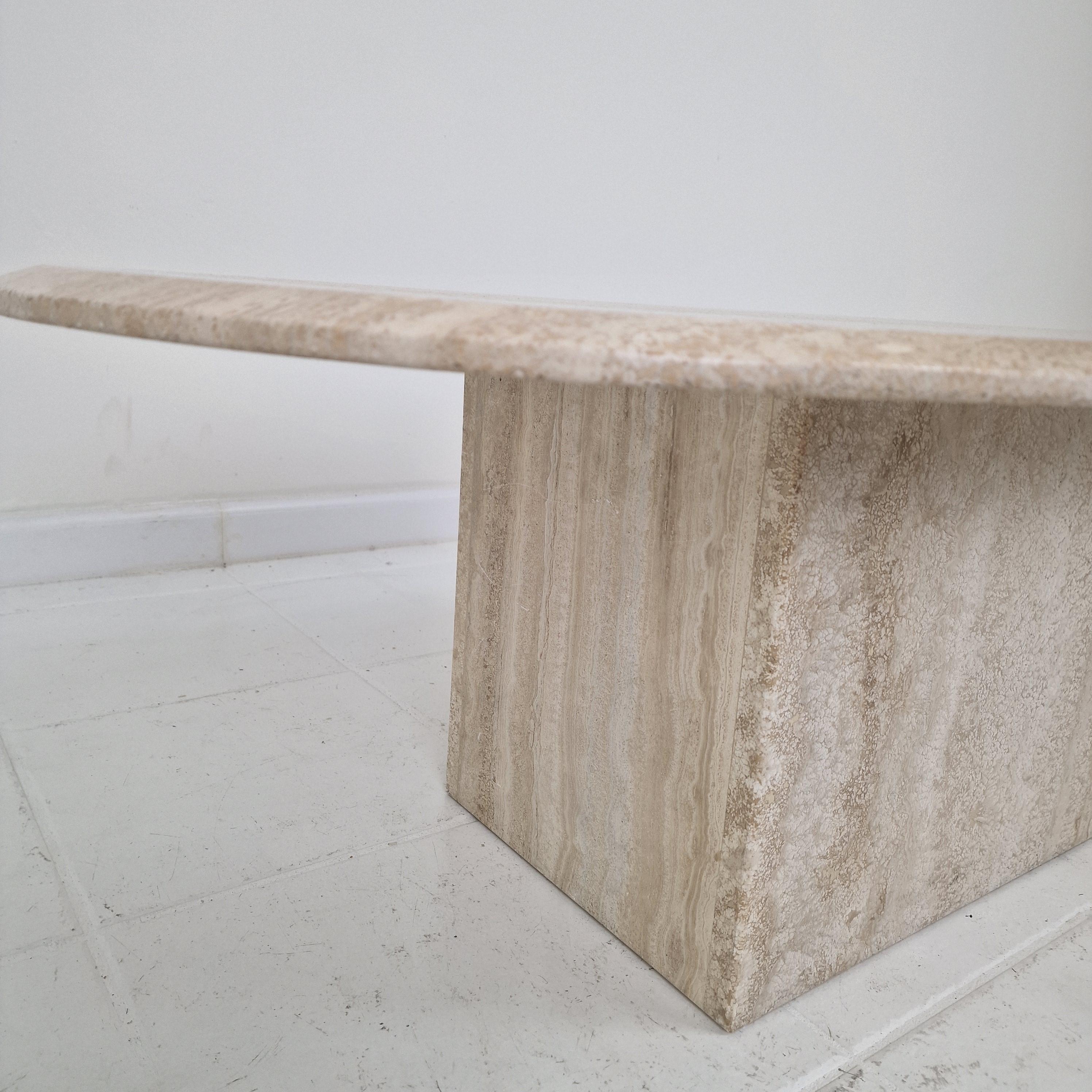 Italian Oval Travertine Coffee Table – Natural Elegance with Sculptural Style en venta 5
