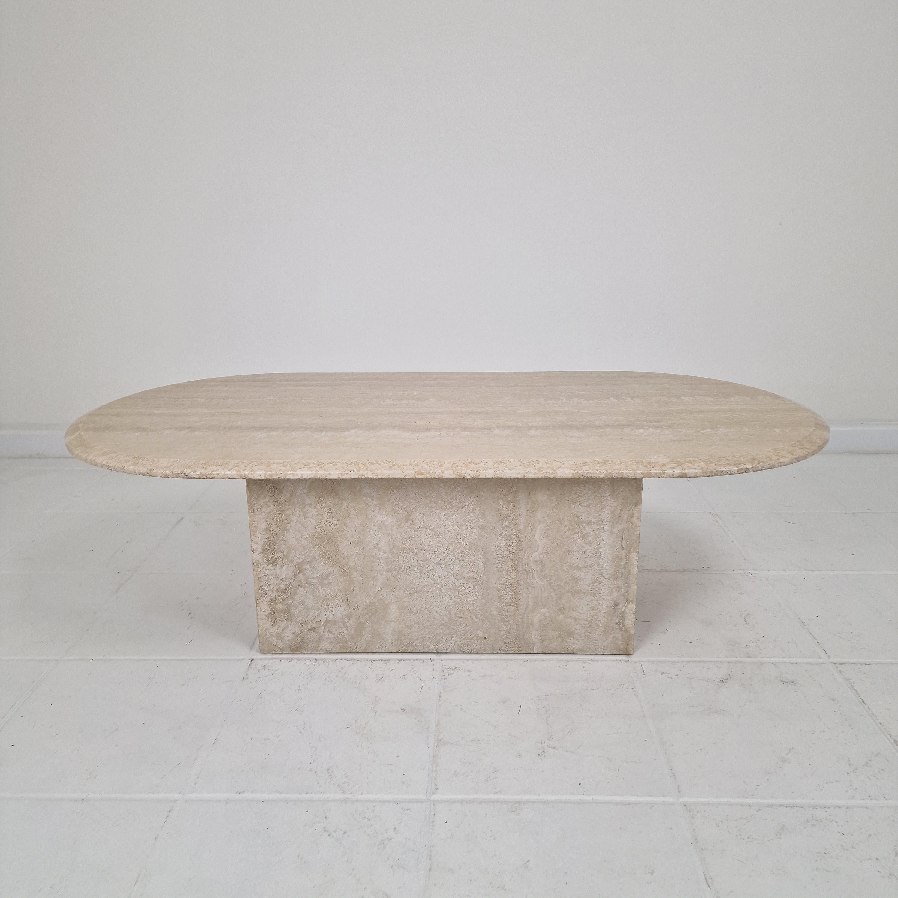 Italian Oval Travertine Coffee Table – Natural Elegance with Sculptural Style en venta 7