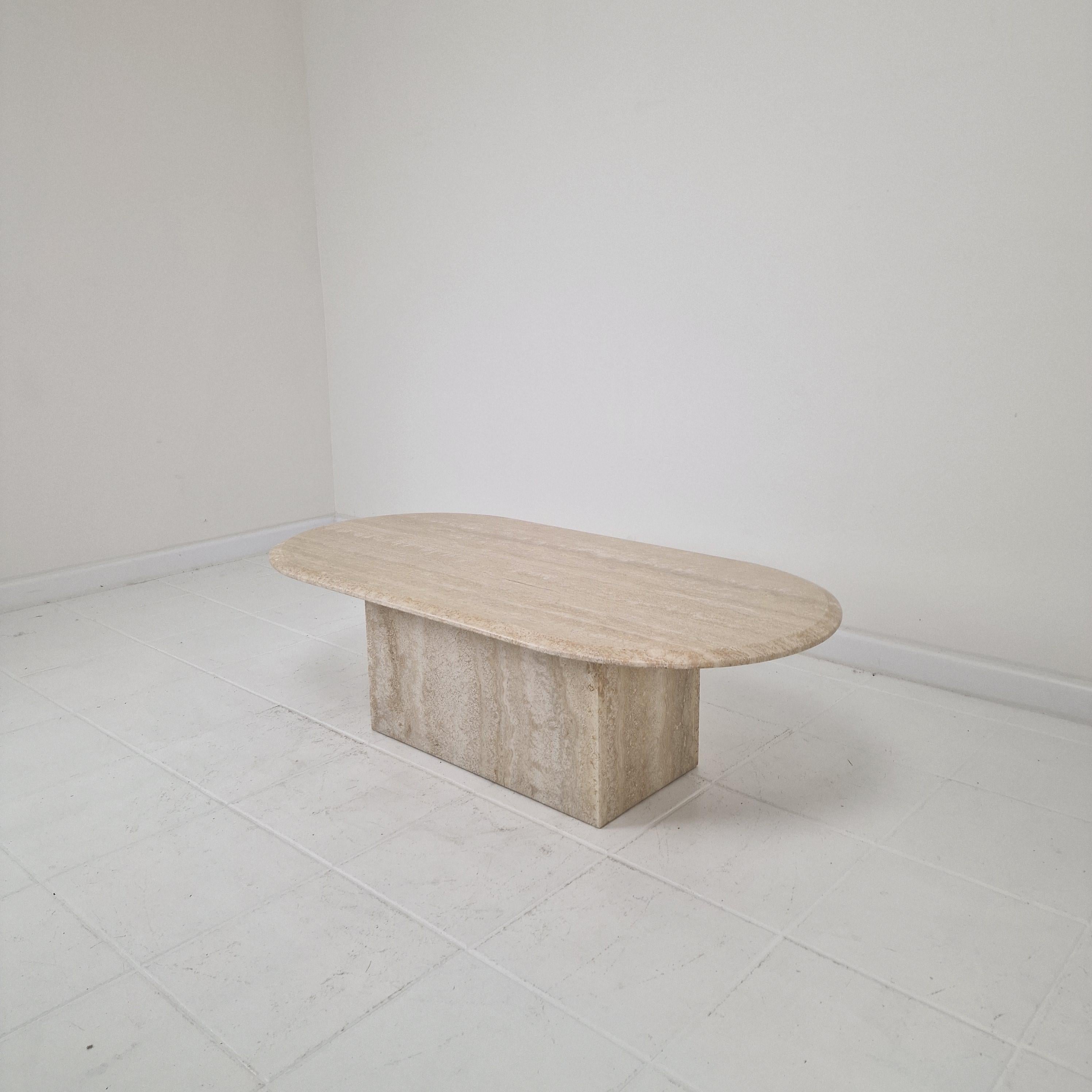 Italian Oval Travertine Coffee Table – Natural Elegance with Sculptural Style Moderno de mediados de siglo en venta