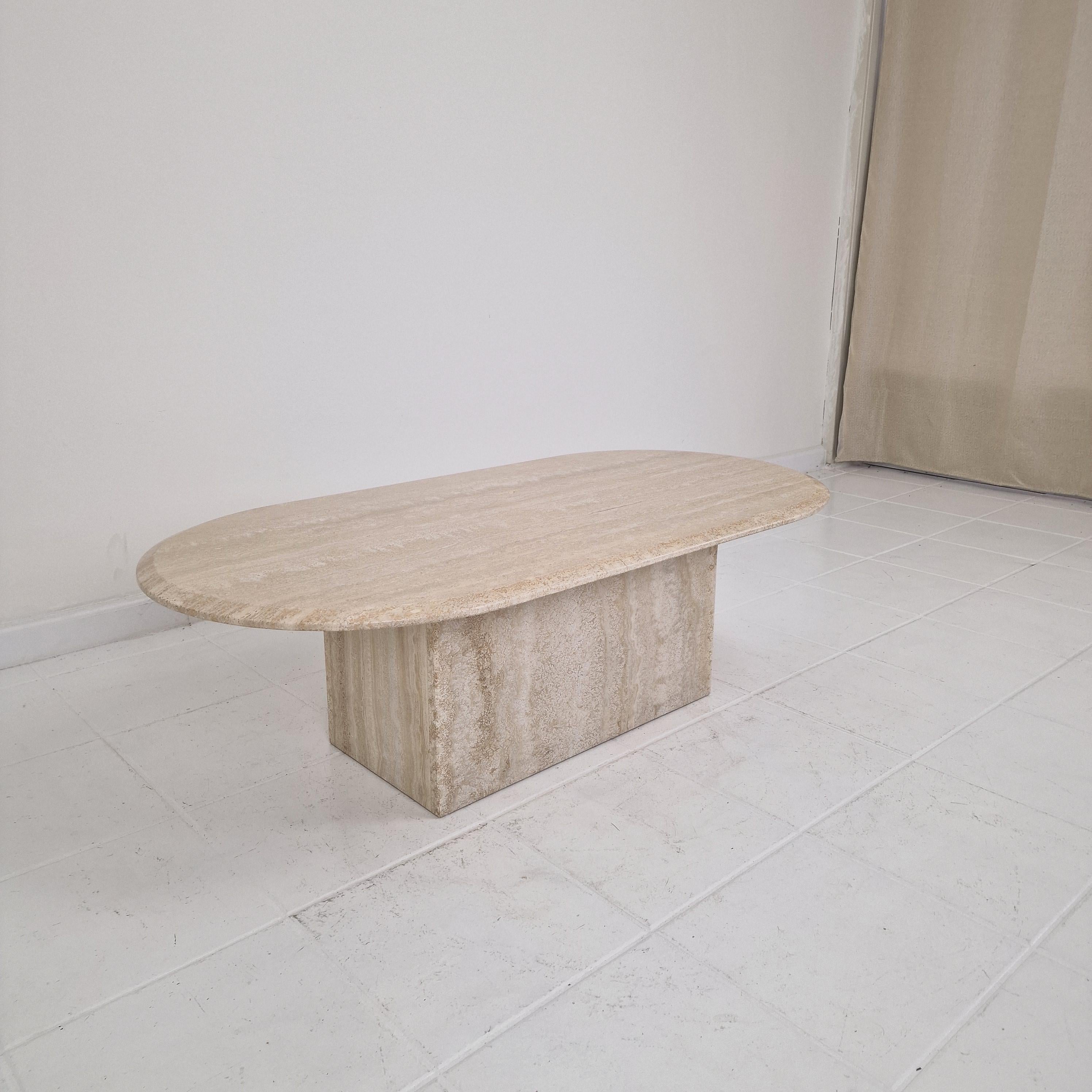 Italian Oval Travertine Coffee Table – Natural Elegance with Sculptural Style Italiano en venta