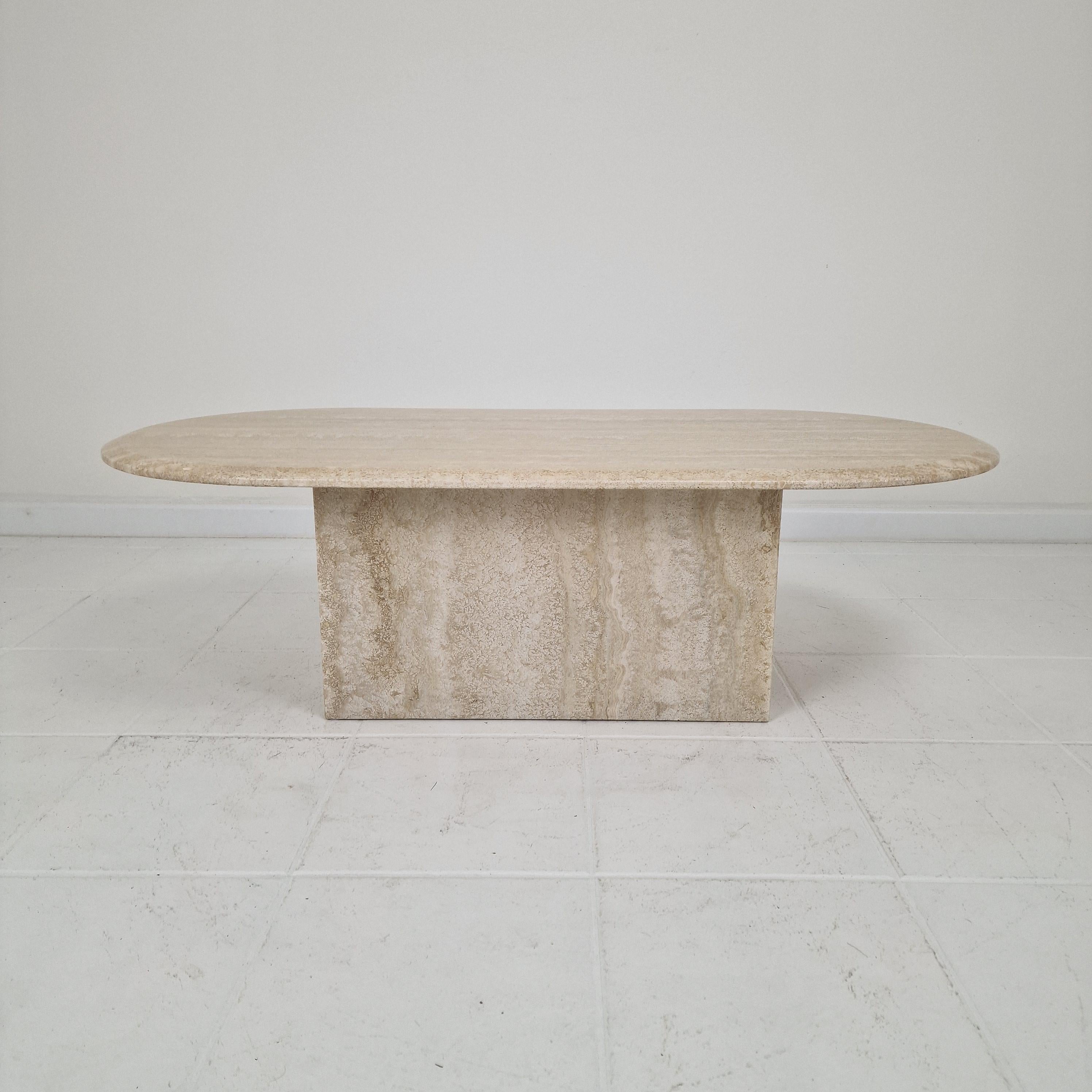 Italian Oval Travertine Coffee Table – Natural Elegance with Sculptural Style Hecho a mano en venta