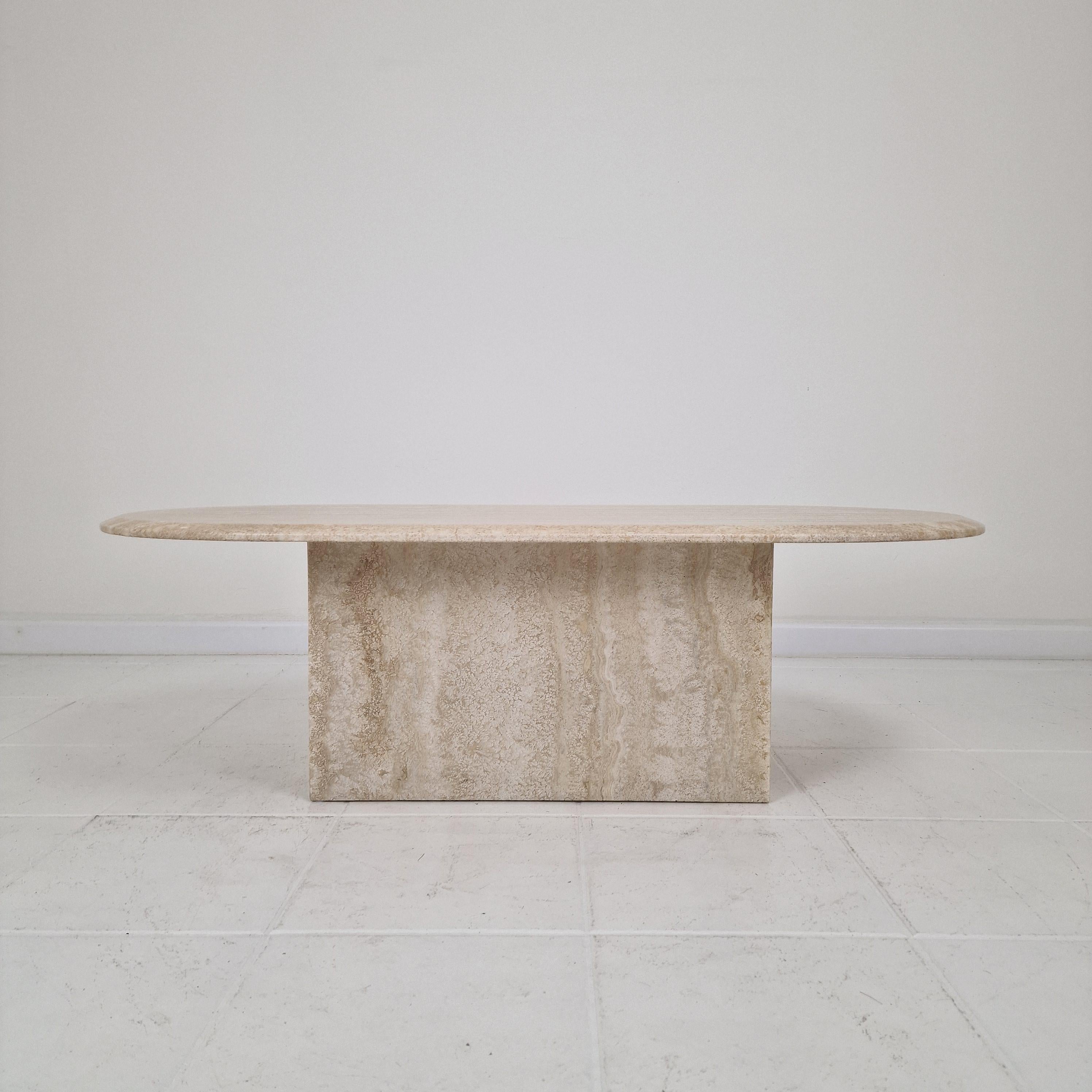 Italian Oval Travertine Coffee Table – Natural Elegance with Sculptural Style en Bueno estado para la venta en Oud Beijerland, NL