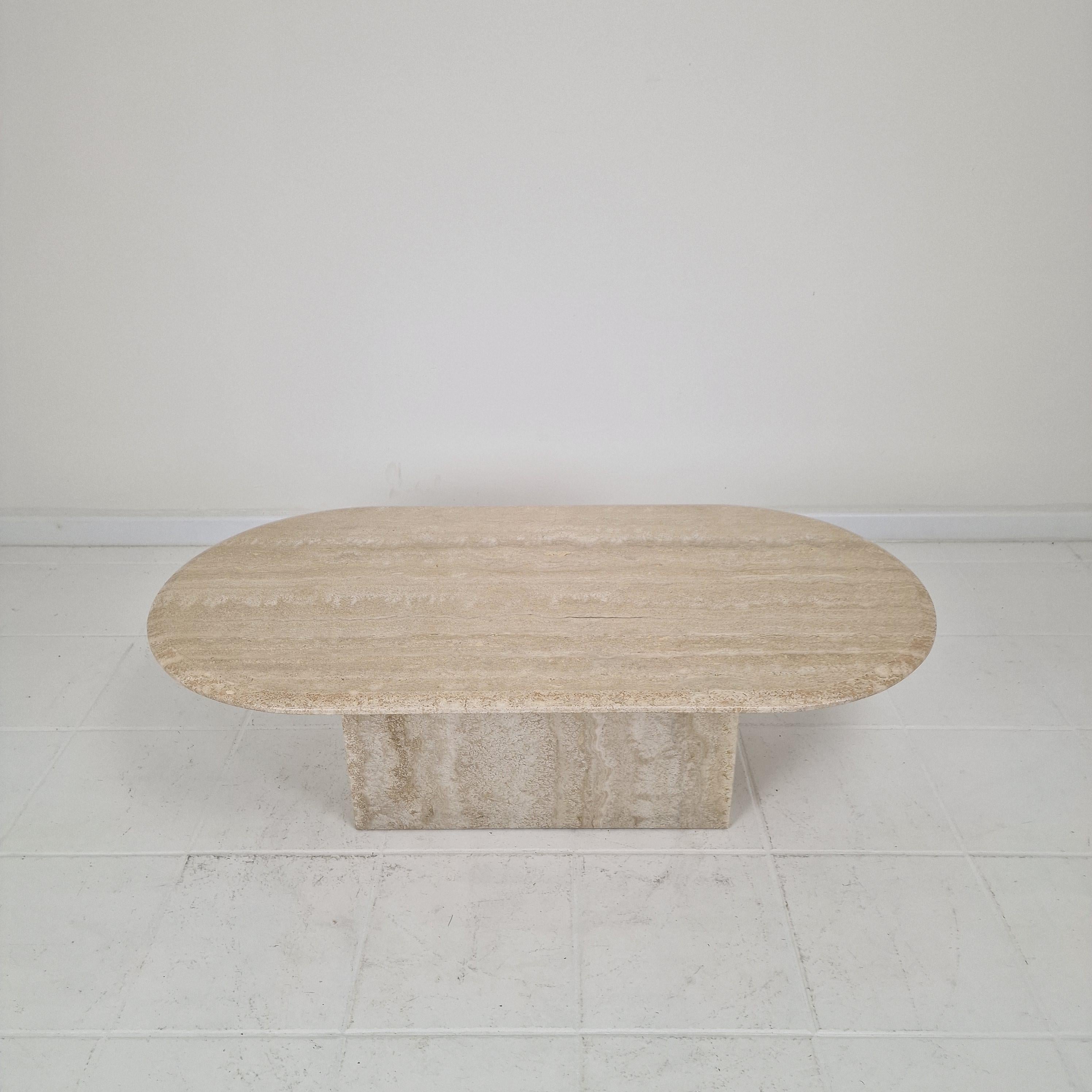 Italian Oval Travertine Coffee Table – Natural Elegance with Sculptural Style finales del siglo XX en venta