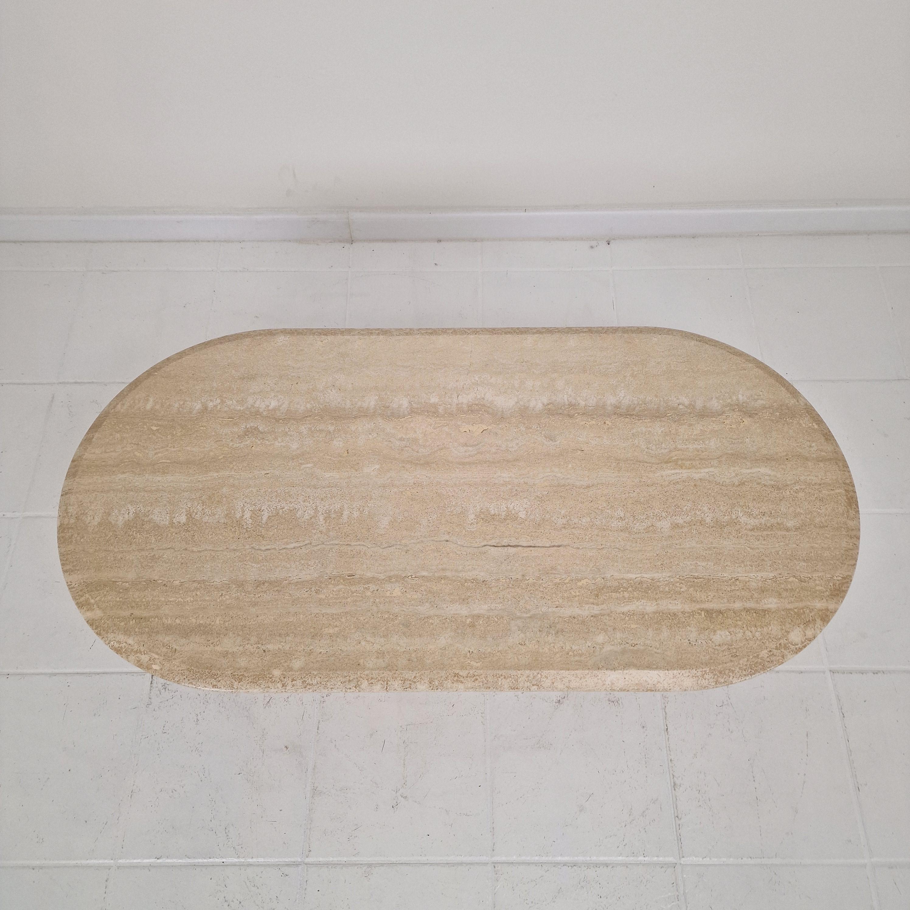 Italian Oval Travertine Coffee Table – Natural Elegance with Sculptural Style Travertino en venta