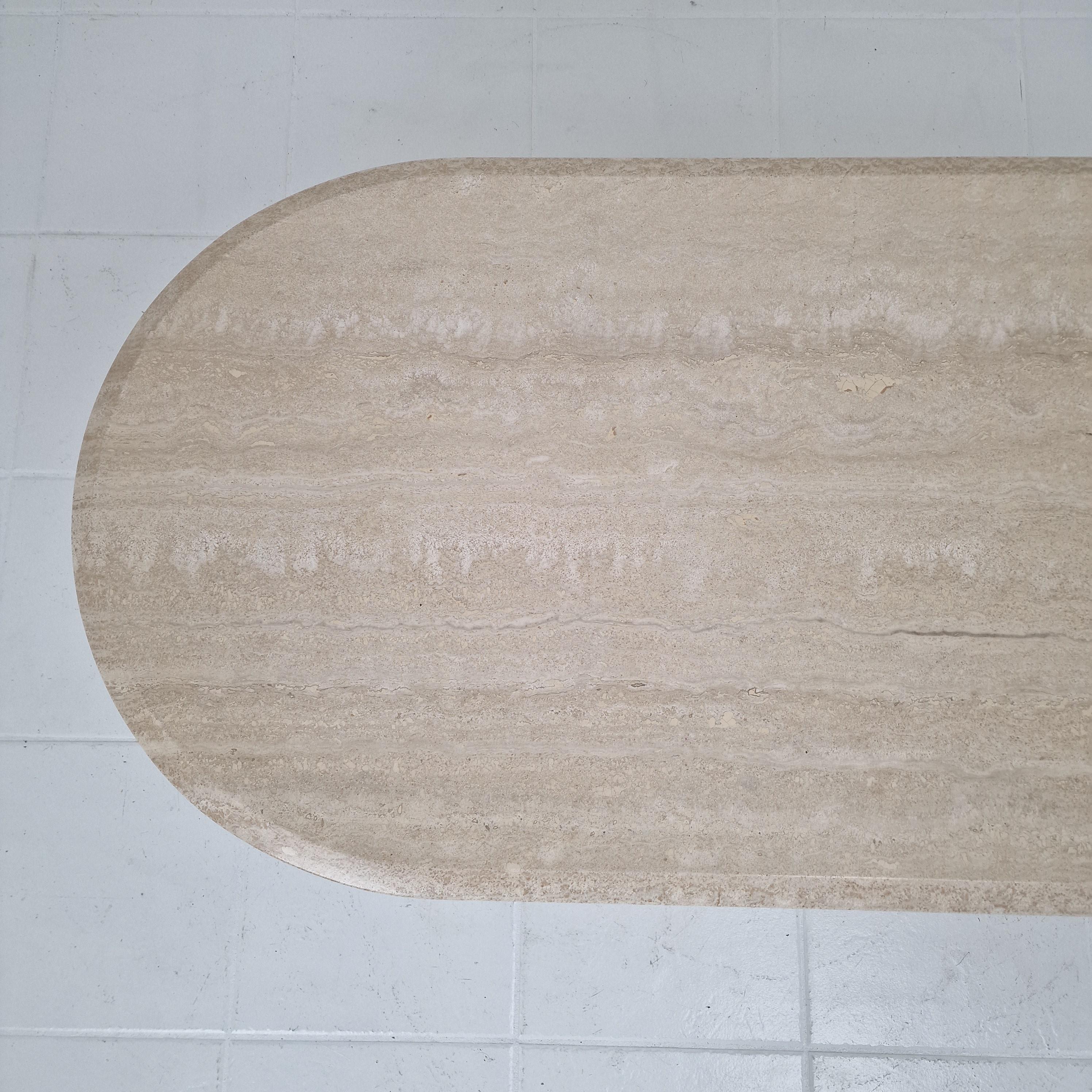 Italian Oval Travertine Coffee Table – Natural Elegance with Sculptural Style en venta 1