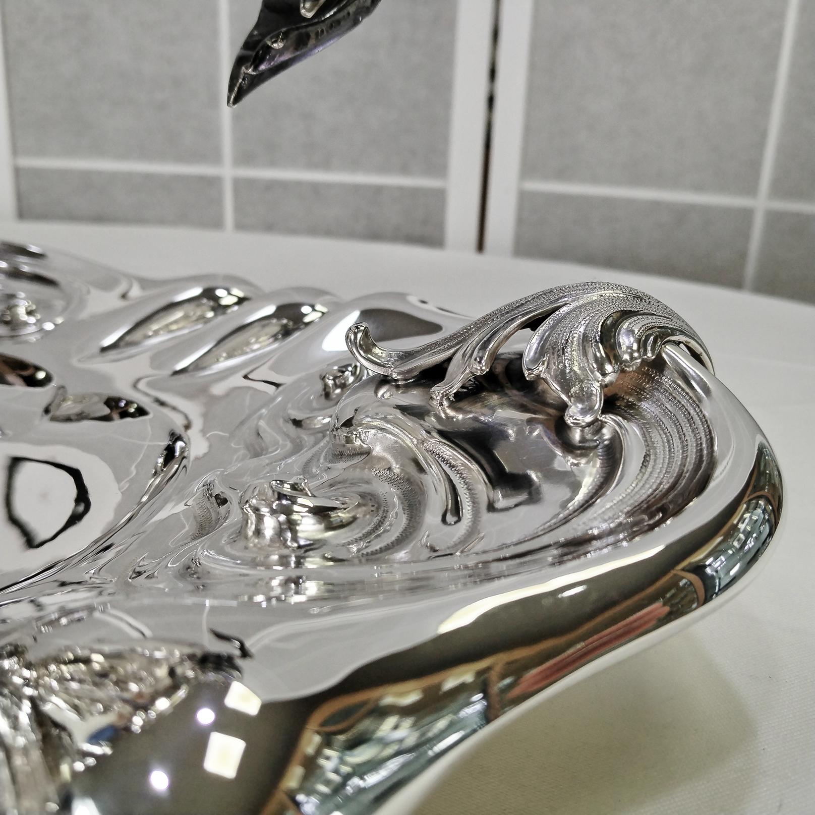 Sopera oval italiana con bandeja en plata 800 maciza estilo barroco en venta 3