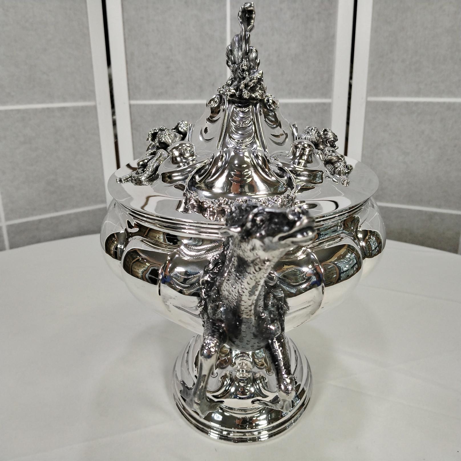 Sopera oval italiana con bandeja en plata 800 maciza estilo barroco en venta 8