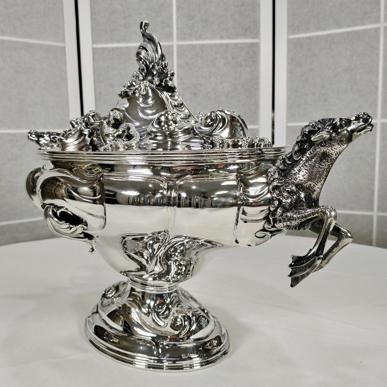 Sopera oval italiana con bandeja en plata 800 maciza estilo barroco en venta 9