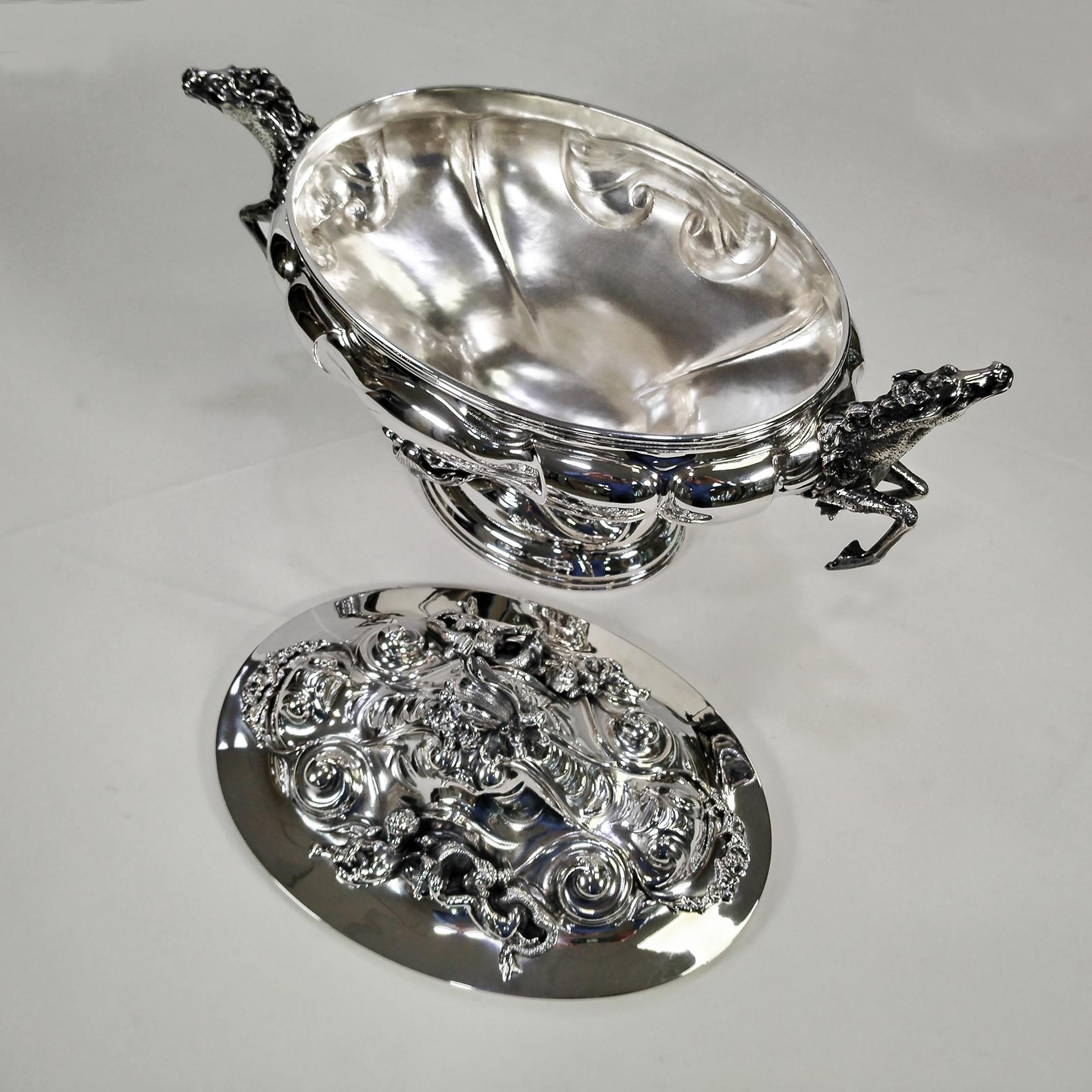 Sopera oval italiana con bandeja en plata 800 maciza estilo barroco en venta 10