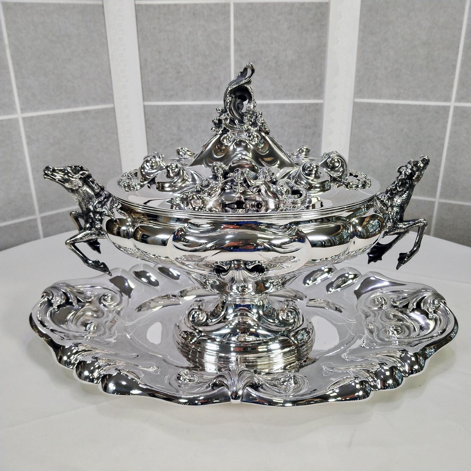 Preciosa sopera ovalada con bandeja en plata 800 maciza producida en Italia a finales de los años 60.
El cuerpo de la sopera es ovalado, perfilado y repujado.
Bajo el cuerpo se ha soldado una base ovalada con volutas en relieve típicas del estilo