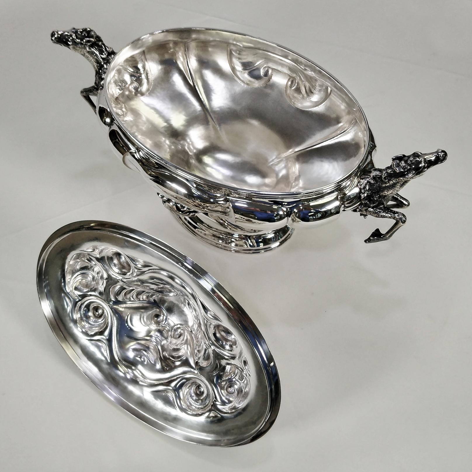 Sopera oval italiana con bandeja en plata 800 maciza estilo barroco en venta 12