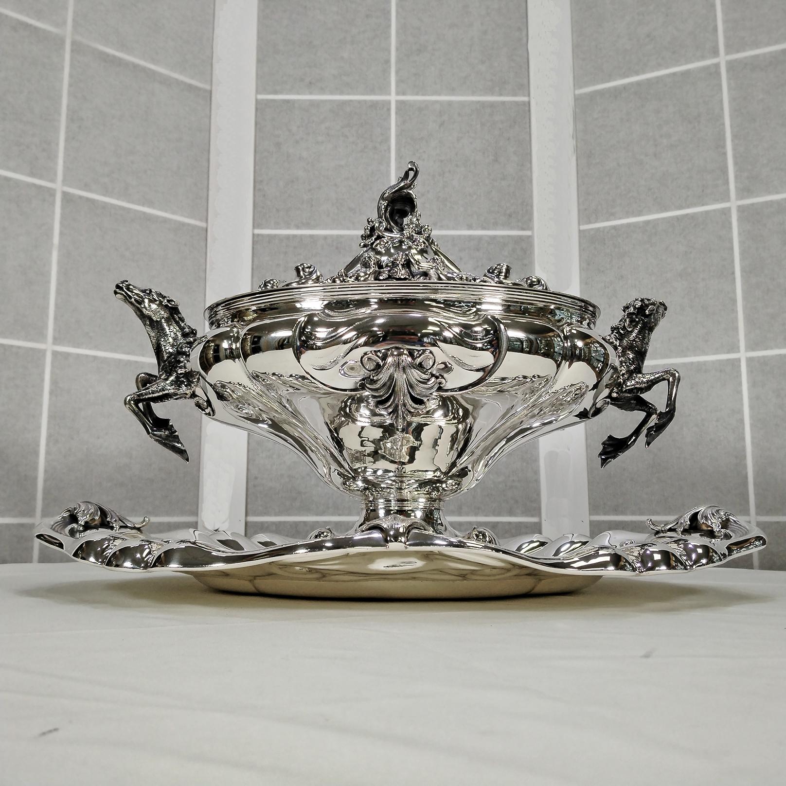 Sopera oval italiana con bandeja en plata 800 maciza estilo barroco Barroco en venta