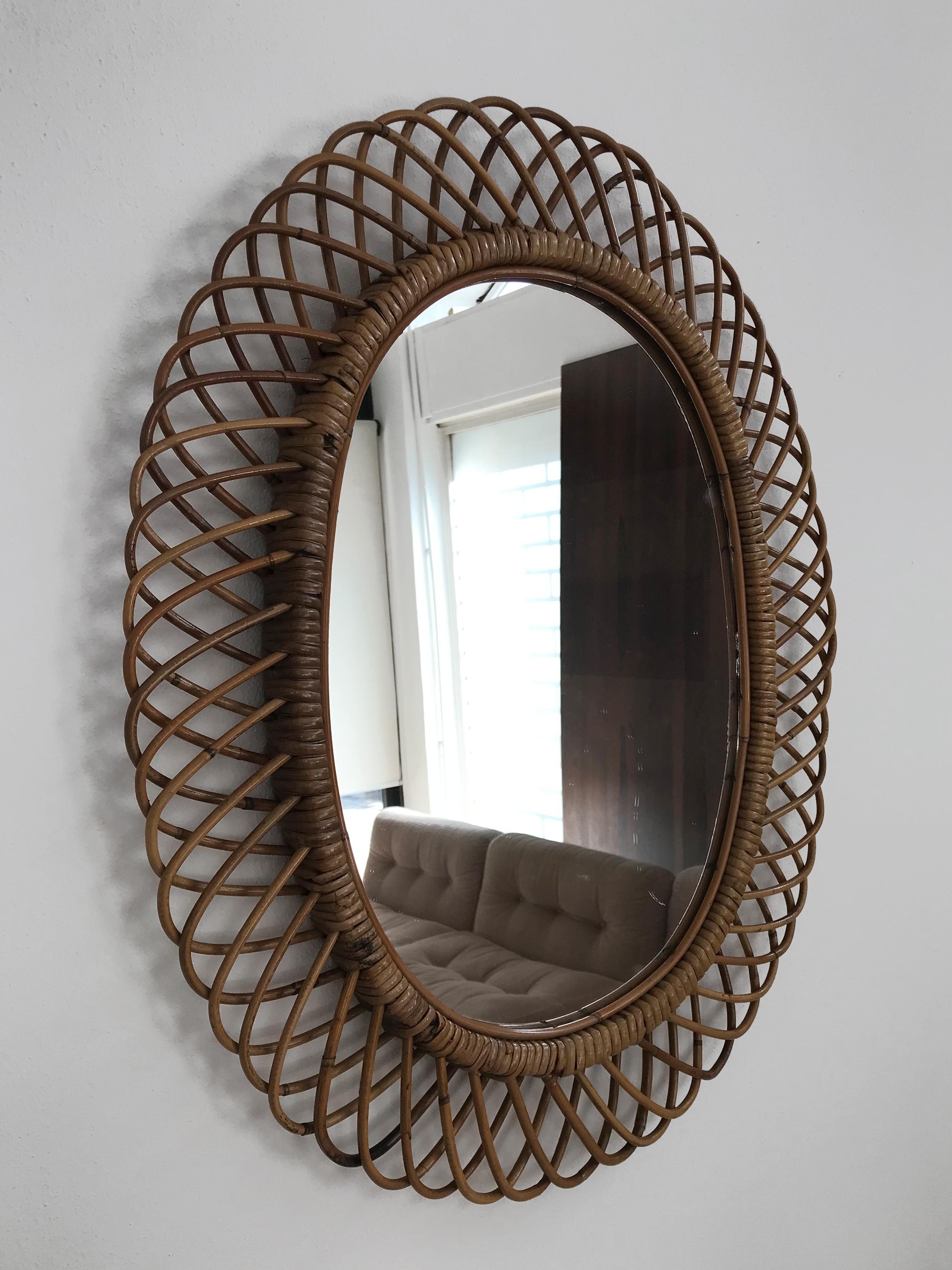 Italian Mid-Century Modern design oval wall mirror with bamboo woven rattan frame, Italy 1950.

Please note that the wall moirror is original of the period and this shows normal signs of age and use.