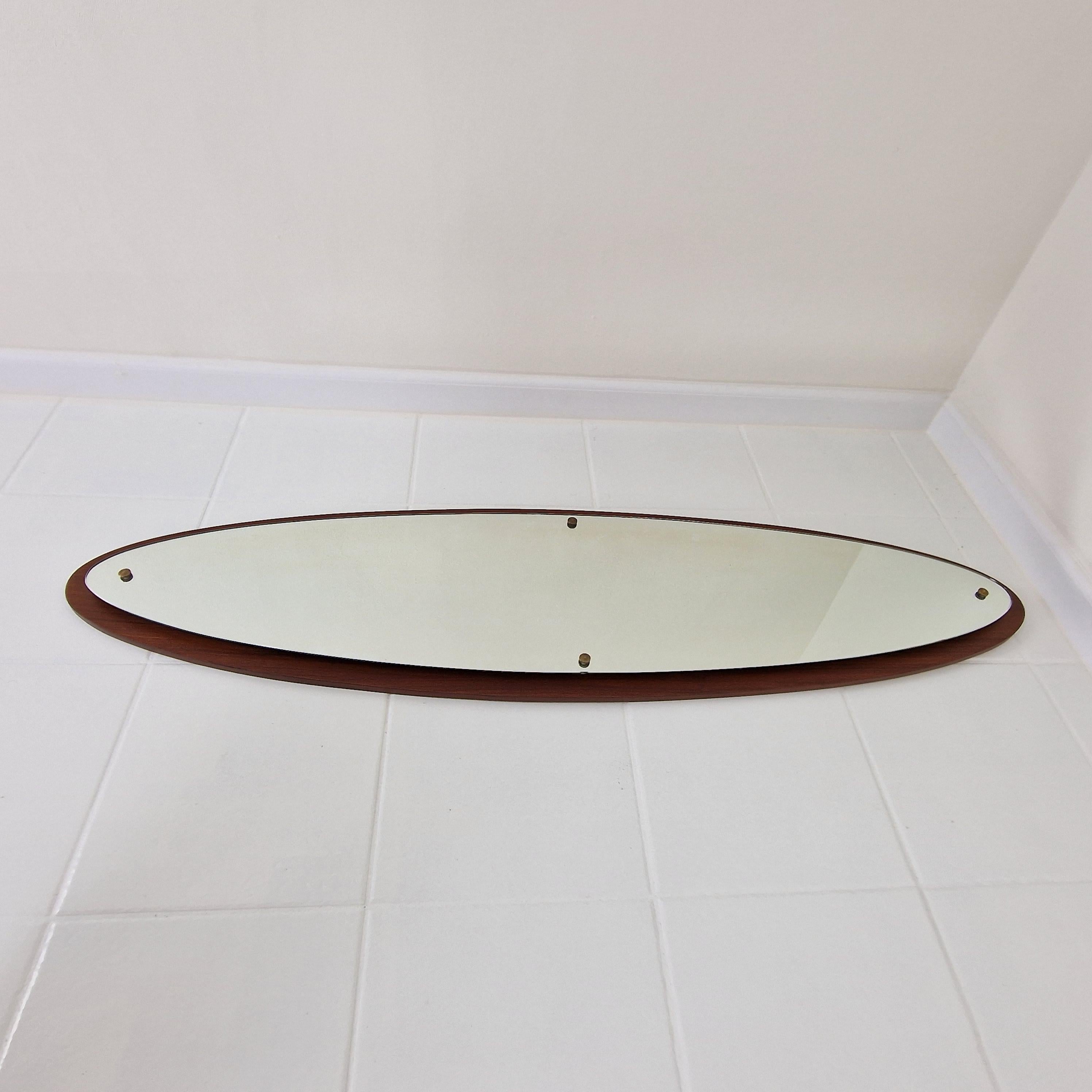 Mid-Century Modern Miroir mural ovale italien en teck, années 1970 en vente