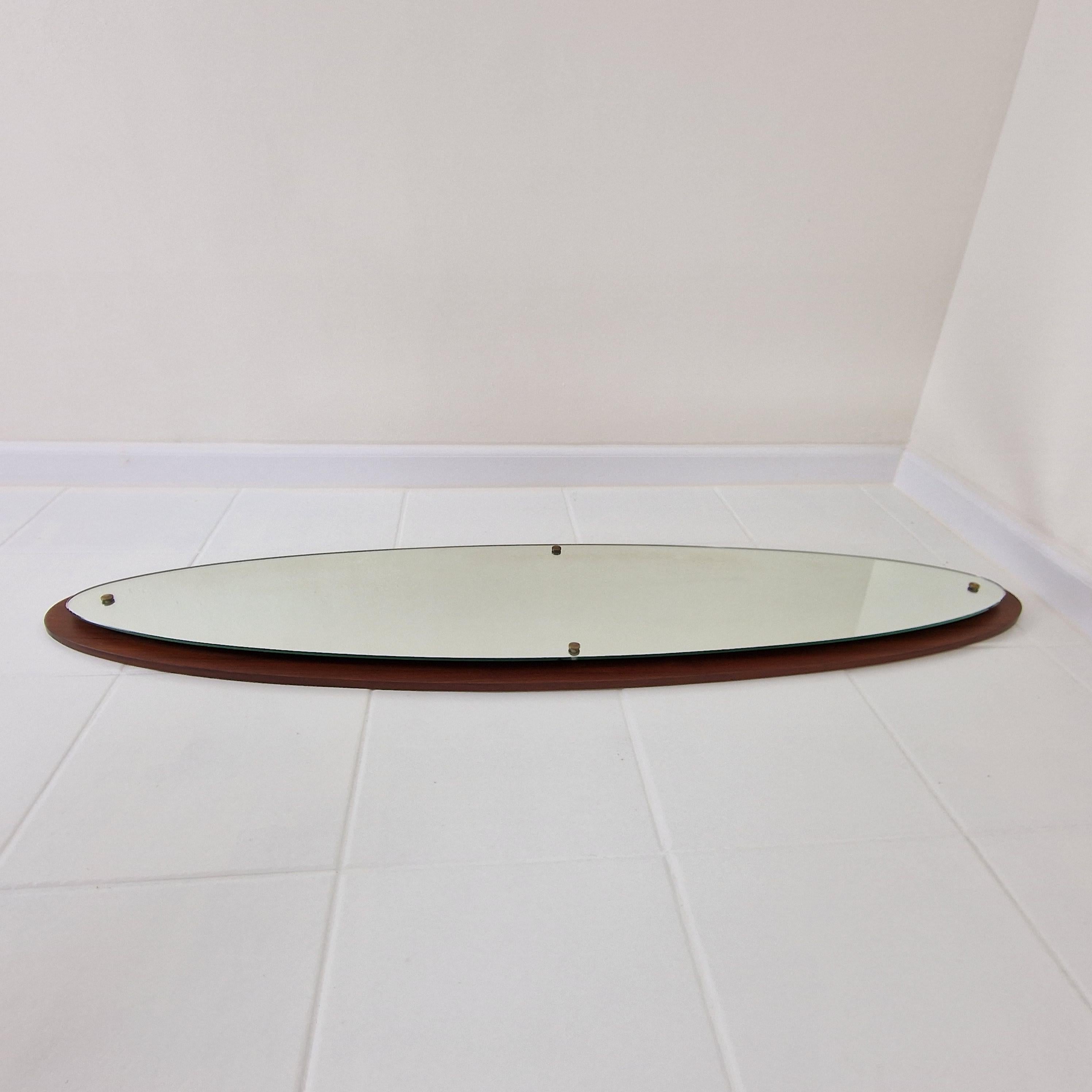 Fait main Miroir mural ovale italien en teck, années 1970 en vente