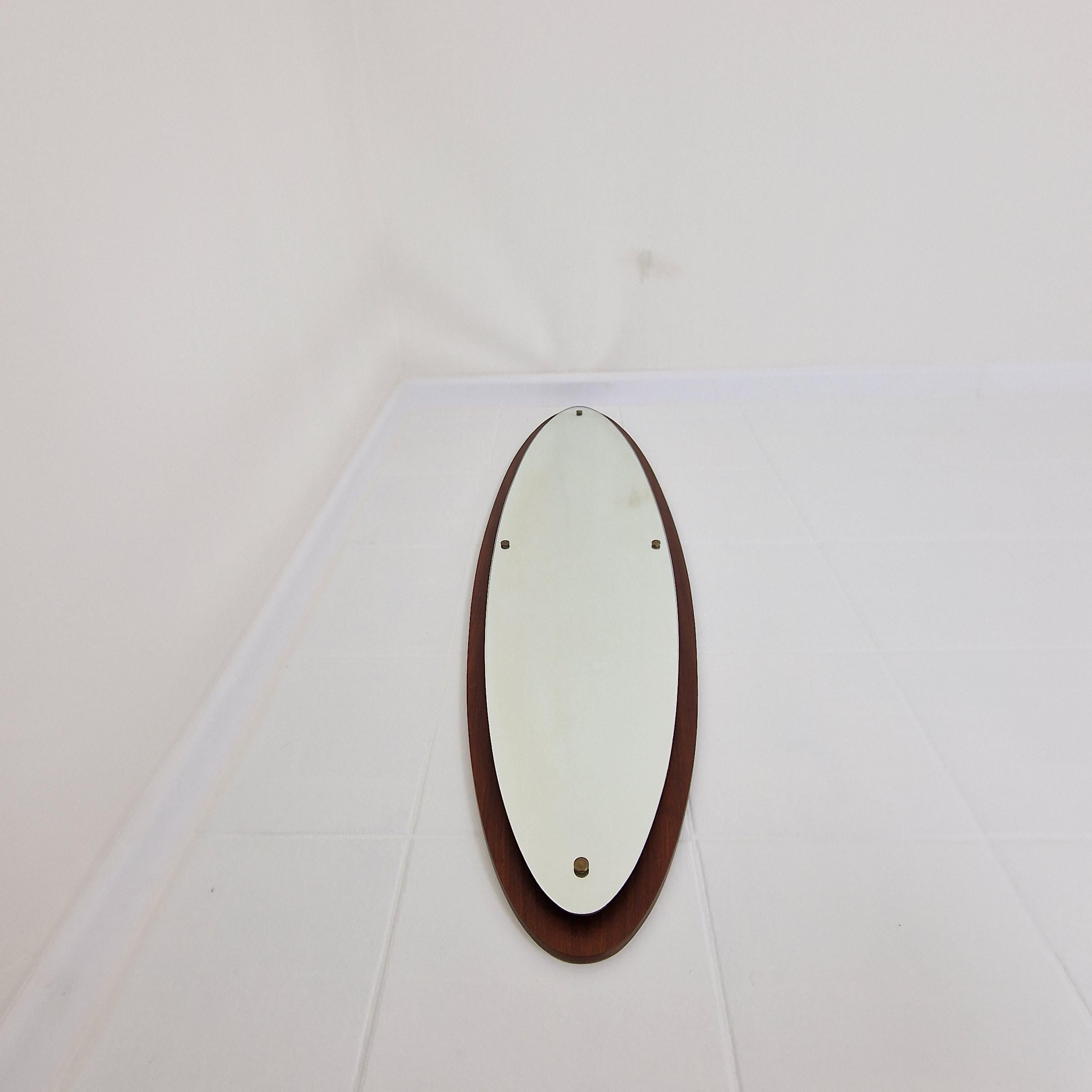Miroir mural ovale italien en teck, années 1970 Bon état - En vente à Oud Beijerland, NL