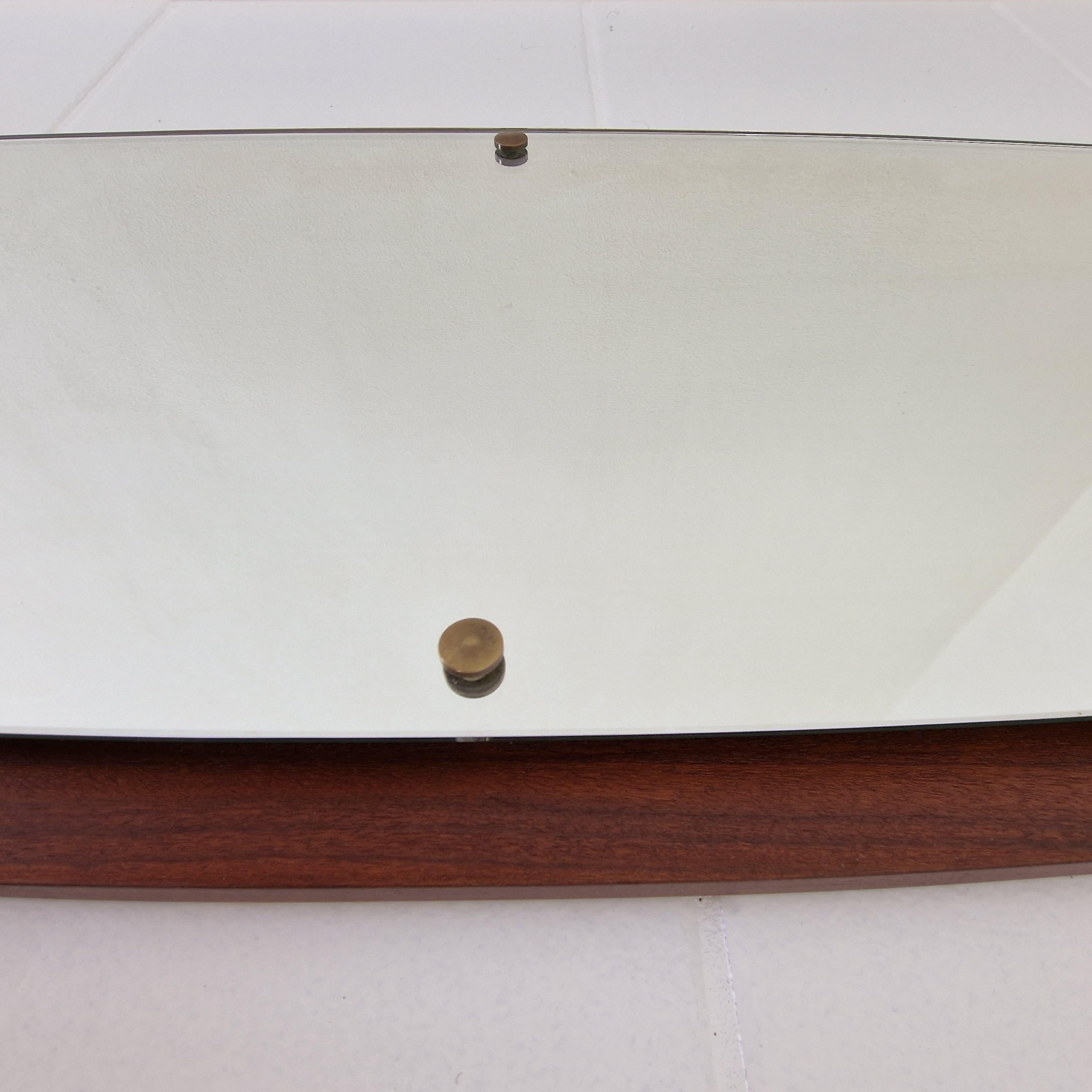 Miroir mural ovale italien en teck, années 1970 en vente 1