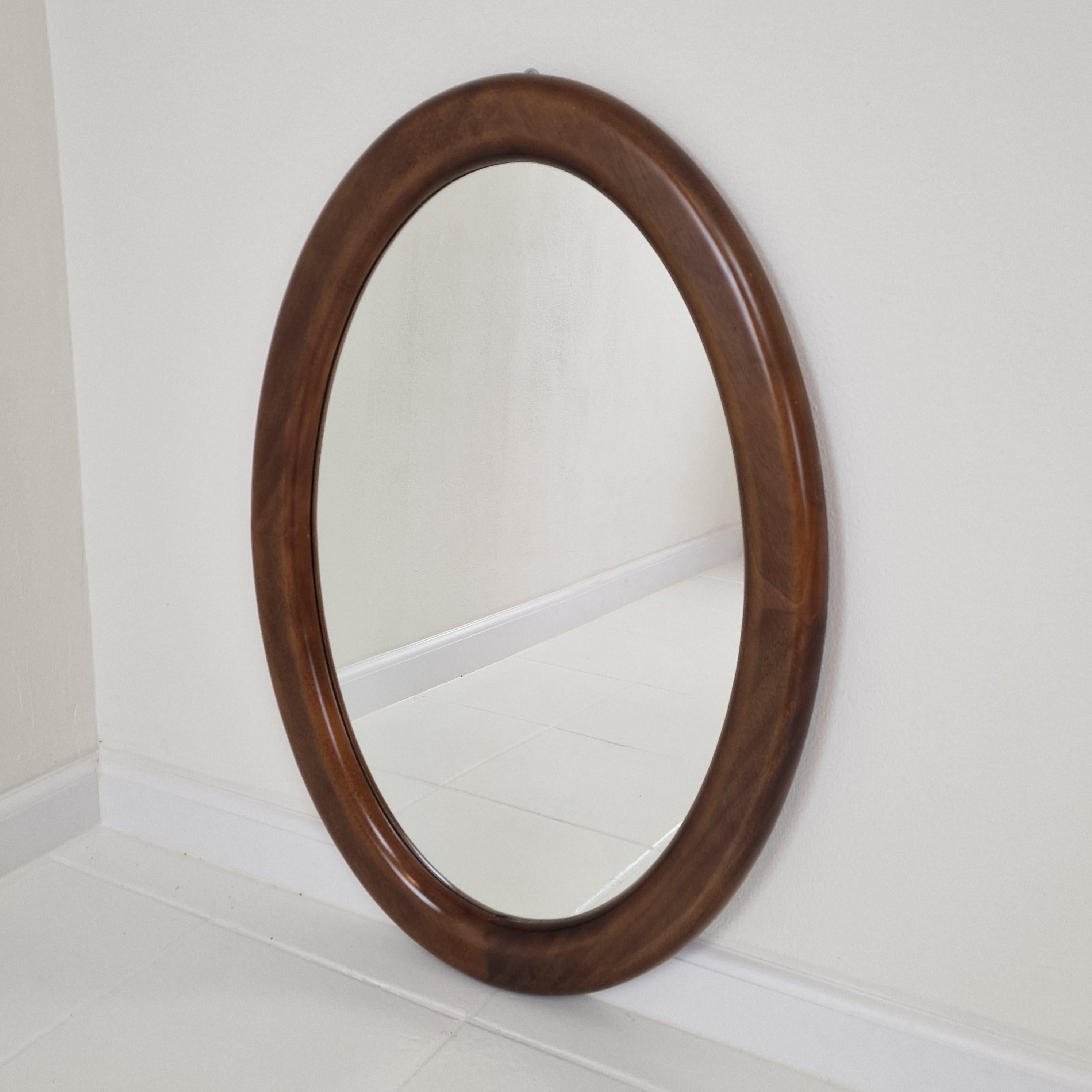 Precioso y elegante espejo de pared ovalado de madera. 
Fabricado en Italia durante la década de 1960. 

Destacar el trabajo de excelencia de la ejecución del armazón de madera.

Pequeños signos de desgaste vintage, pero sin defectos.

Trabajamos