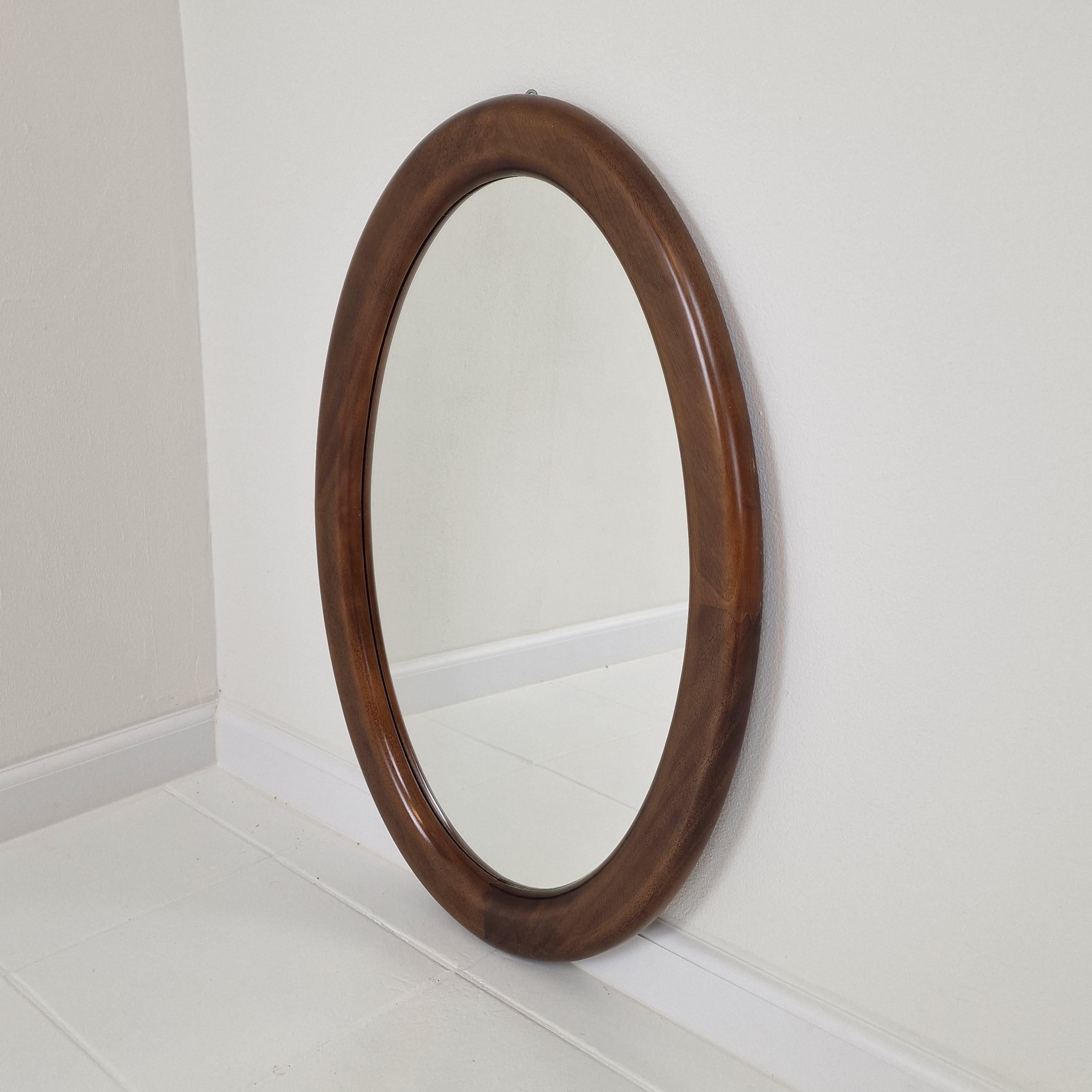 Espejo de pared oval italiano de madera, años 60 Moderno de mediados de siglo en venta
