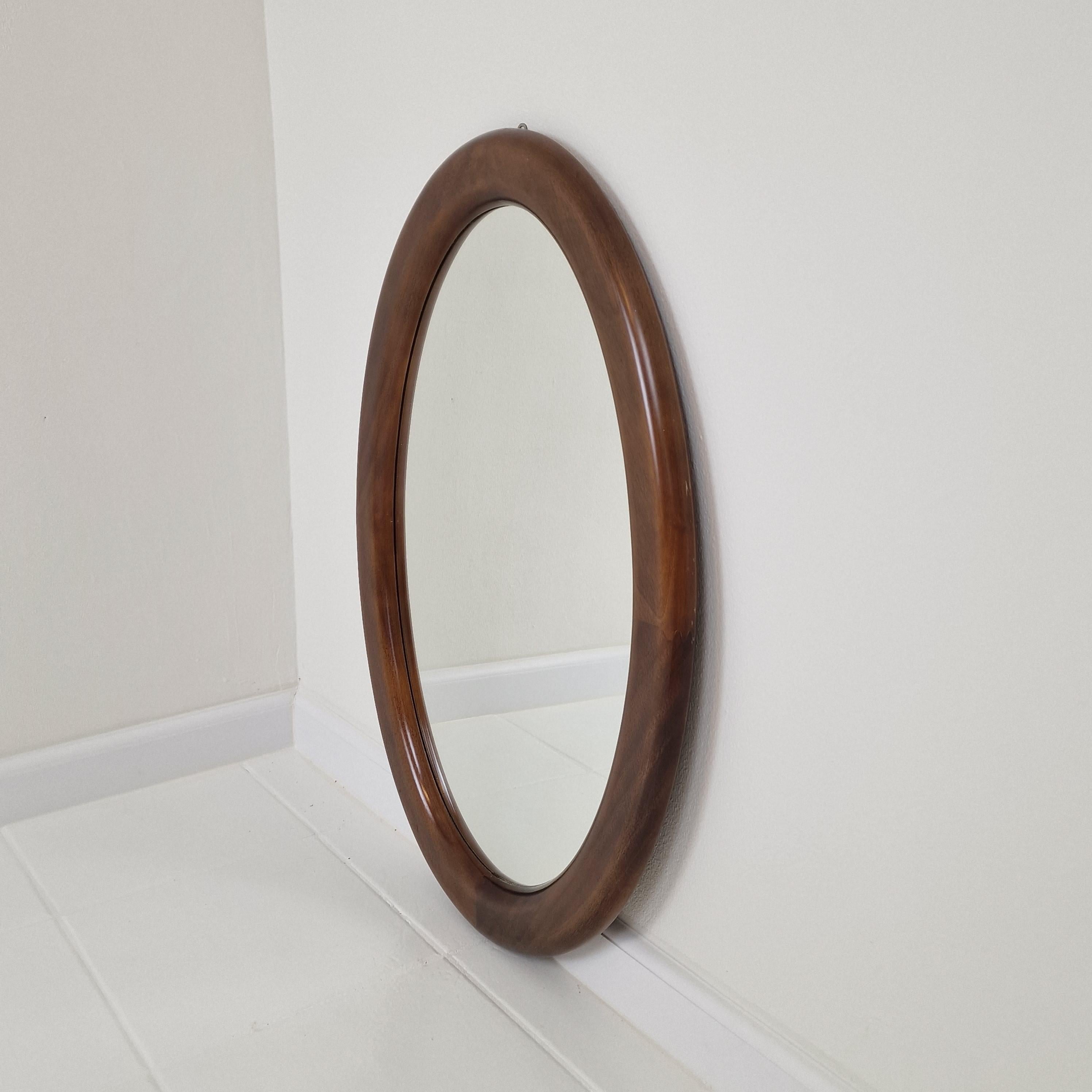 Espejo de pared oval italiano de madera, años 60 Italiano en venta