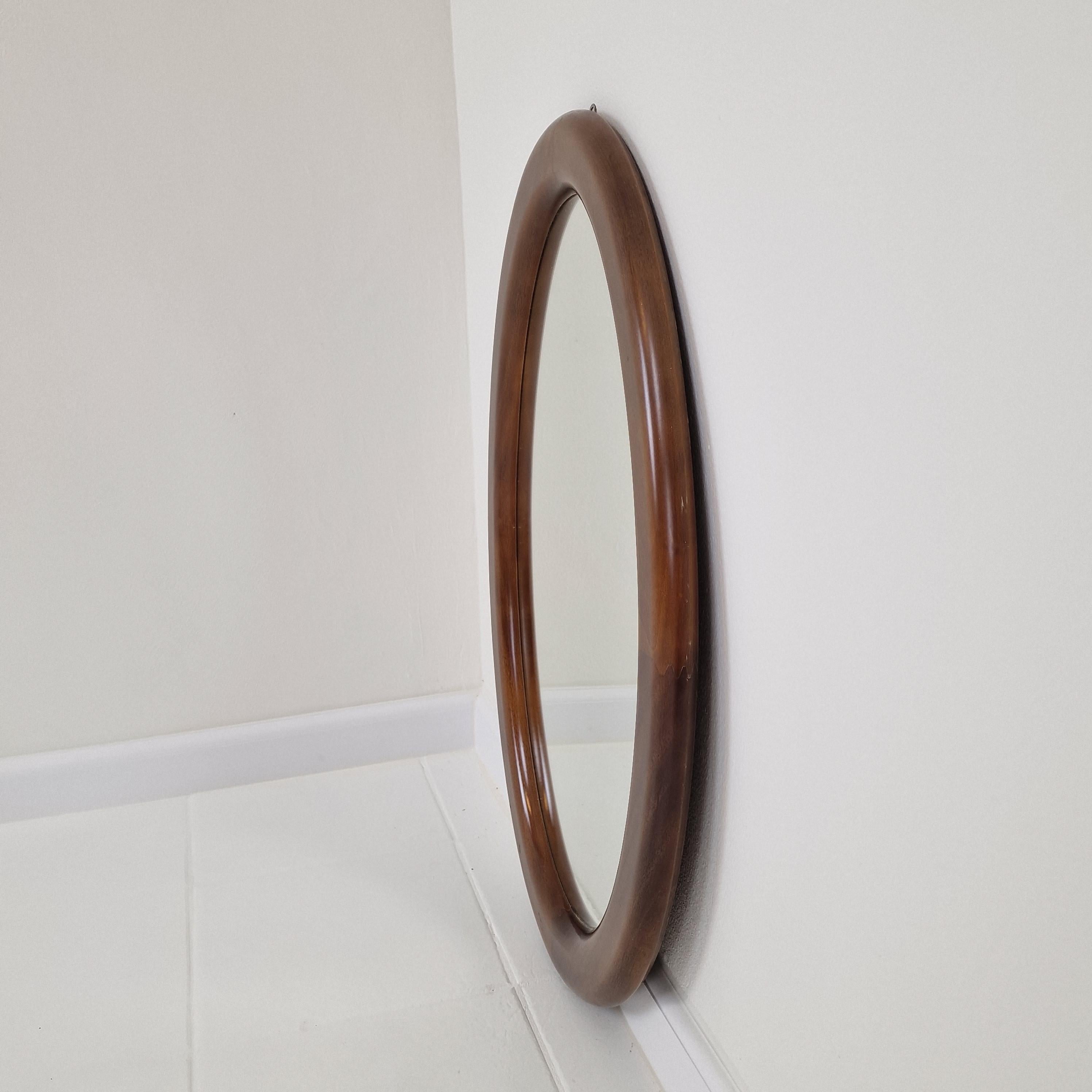 Espejo de pared oval italiano de madera, años 60 Hecho a mano en venta