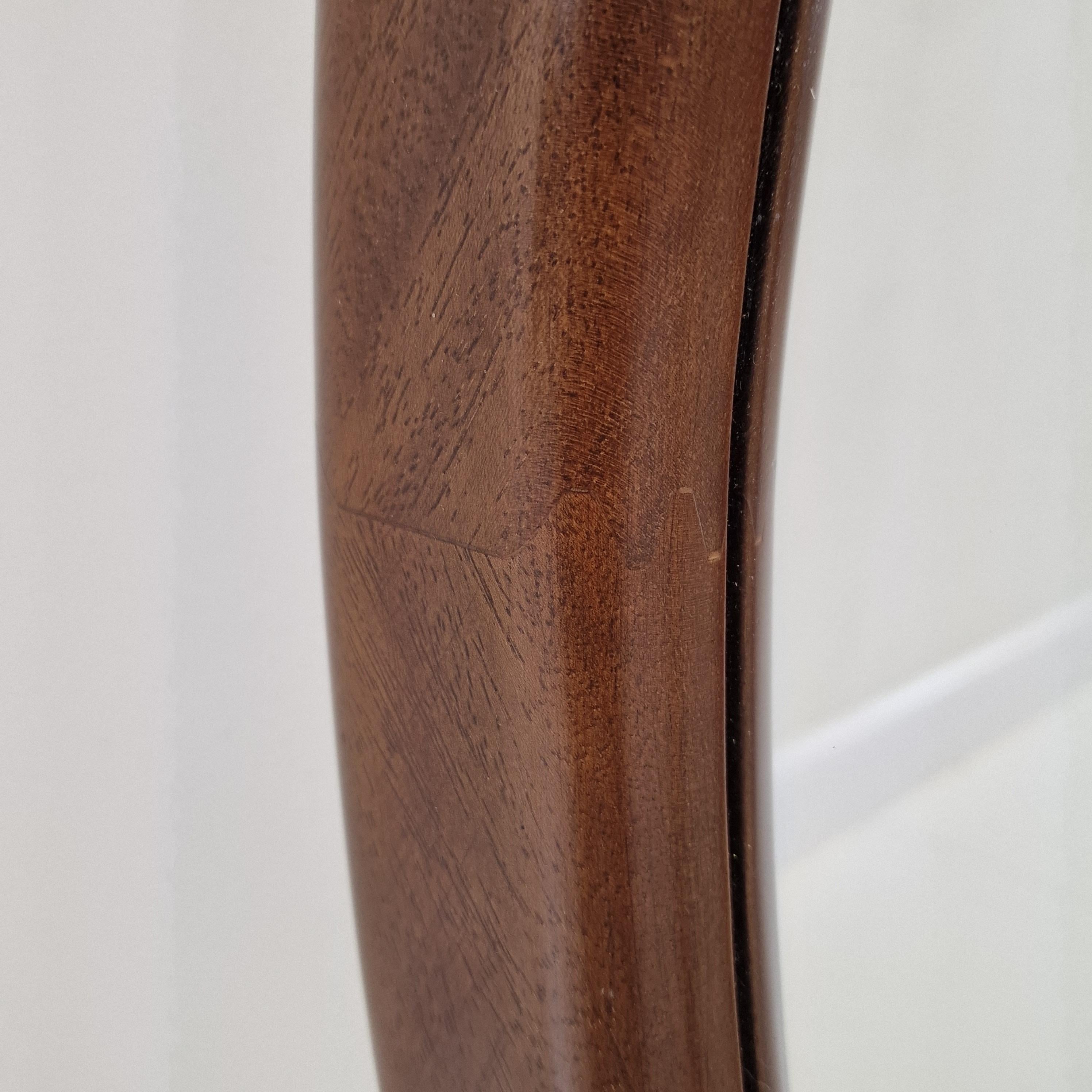 Espejo de pared oval italiano de madera, años 60 mediados del siglo XX en venta