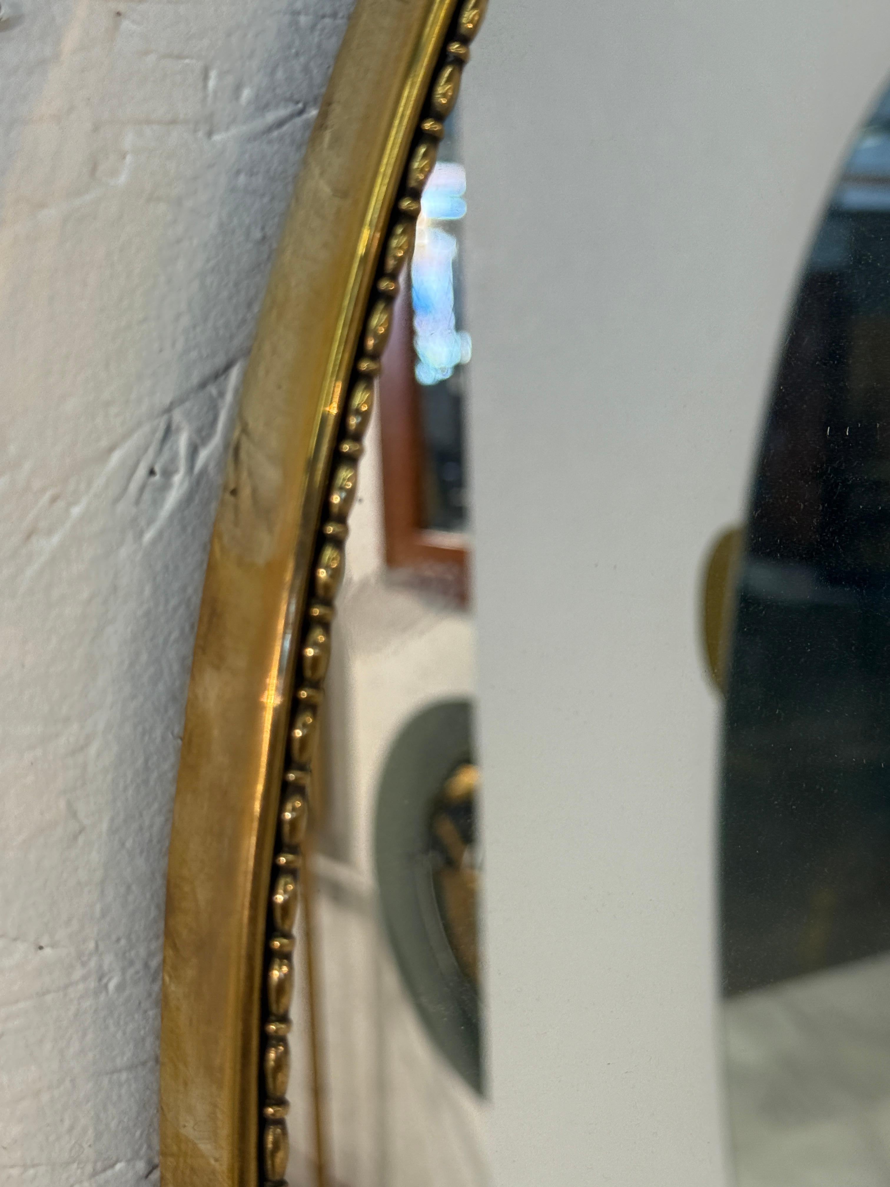 Moderne Miroir mural ovale italien en laiton , années 1950 en vente