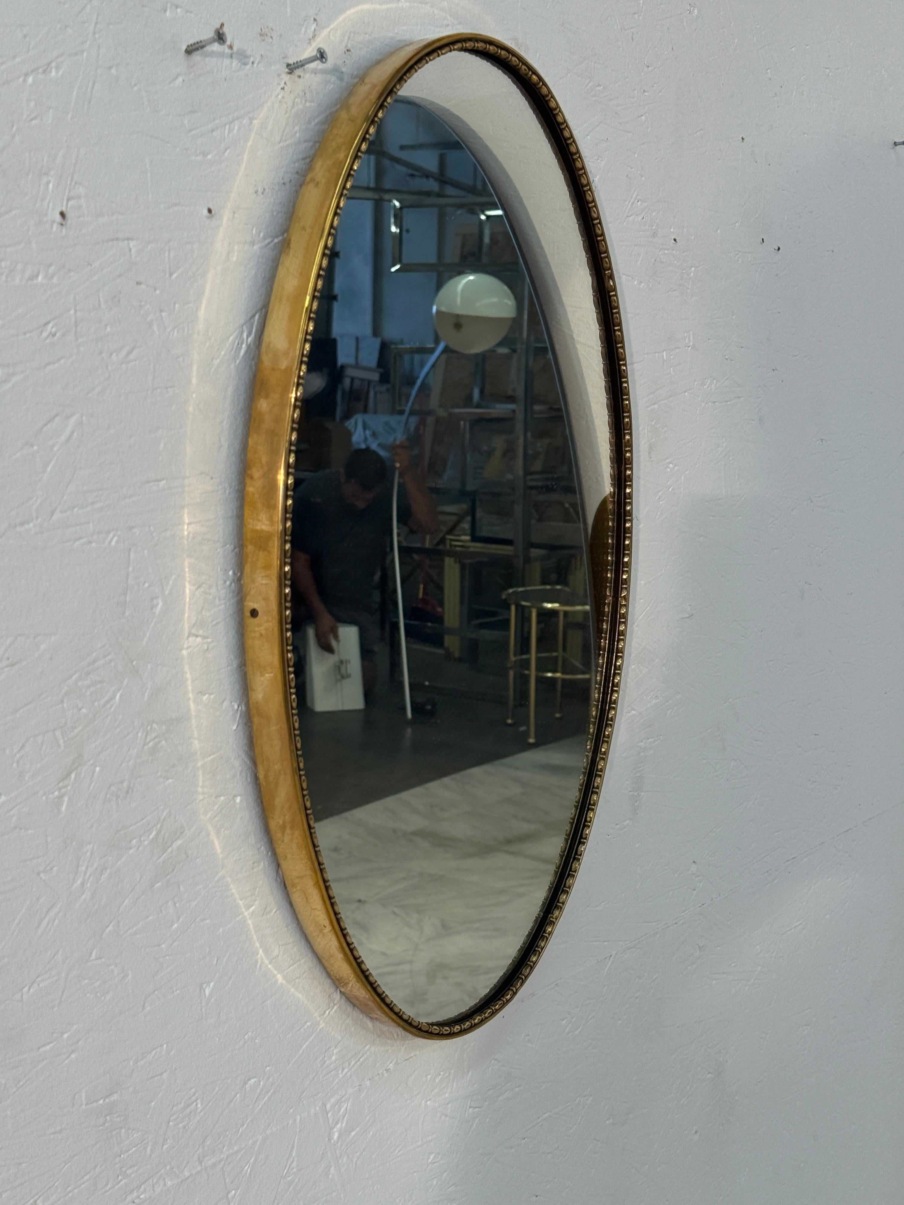 Miroir mural ovale italien en laiton , années 1950 Bon état - En vente à Los Angeles, CA