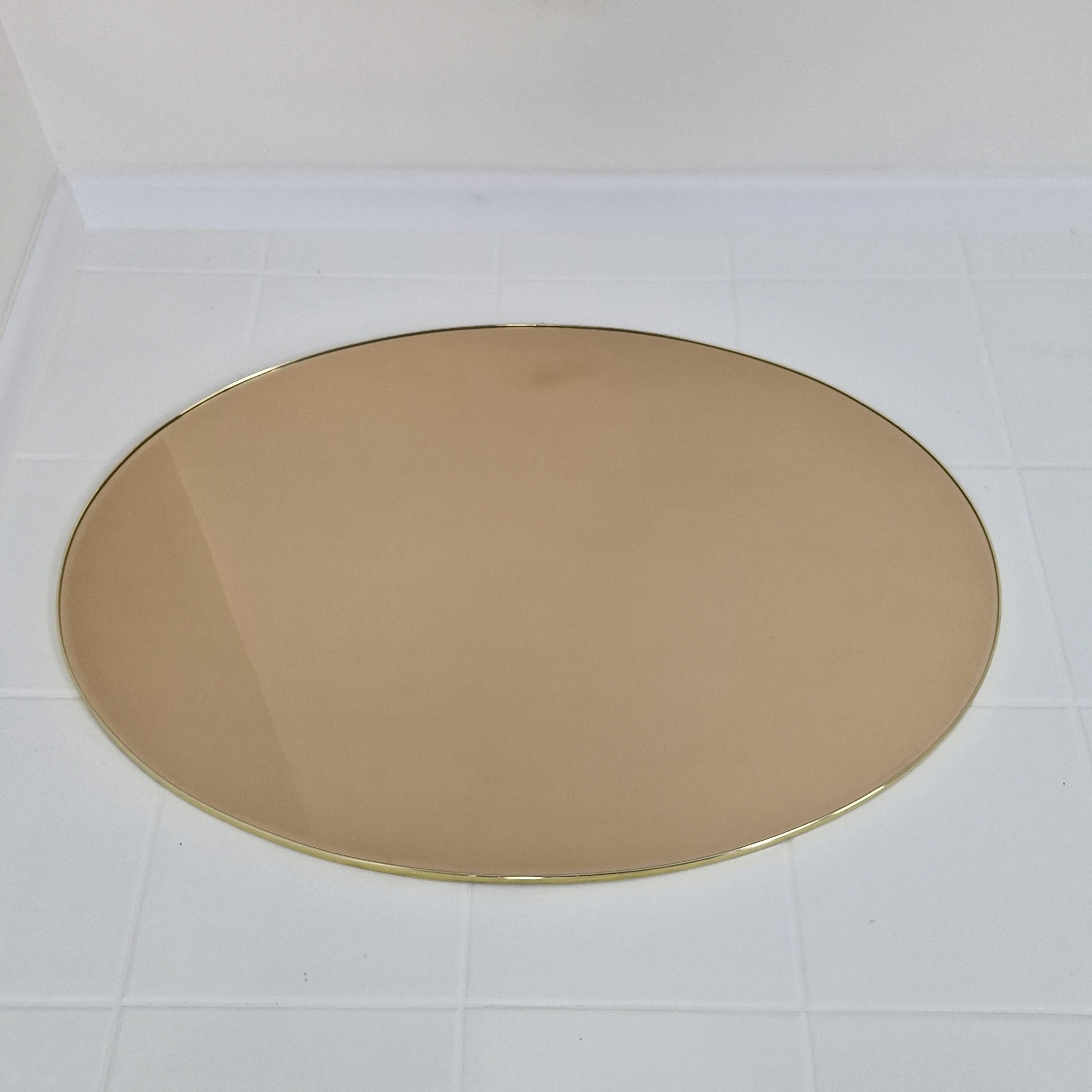 Beautiful mirror, fabricated in the 70's in Italy.

Elegant oval shaped facet cut smoked glass with a brass frame.

The frame shows small signs of wear (see the pictures).

We work with professional packers and shippers, we can deliver worldwide in
