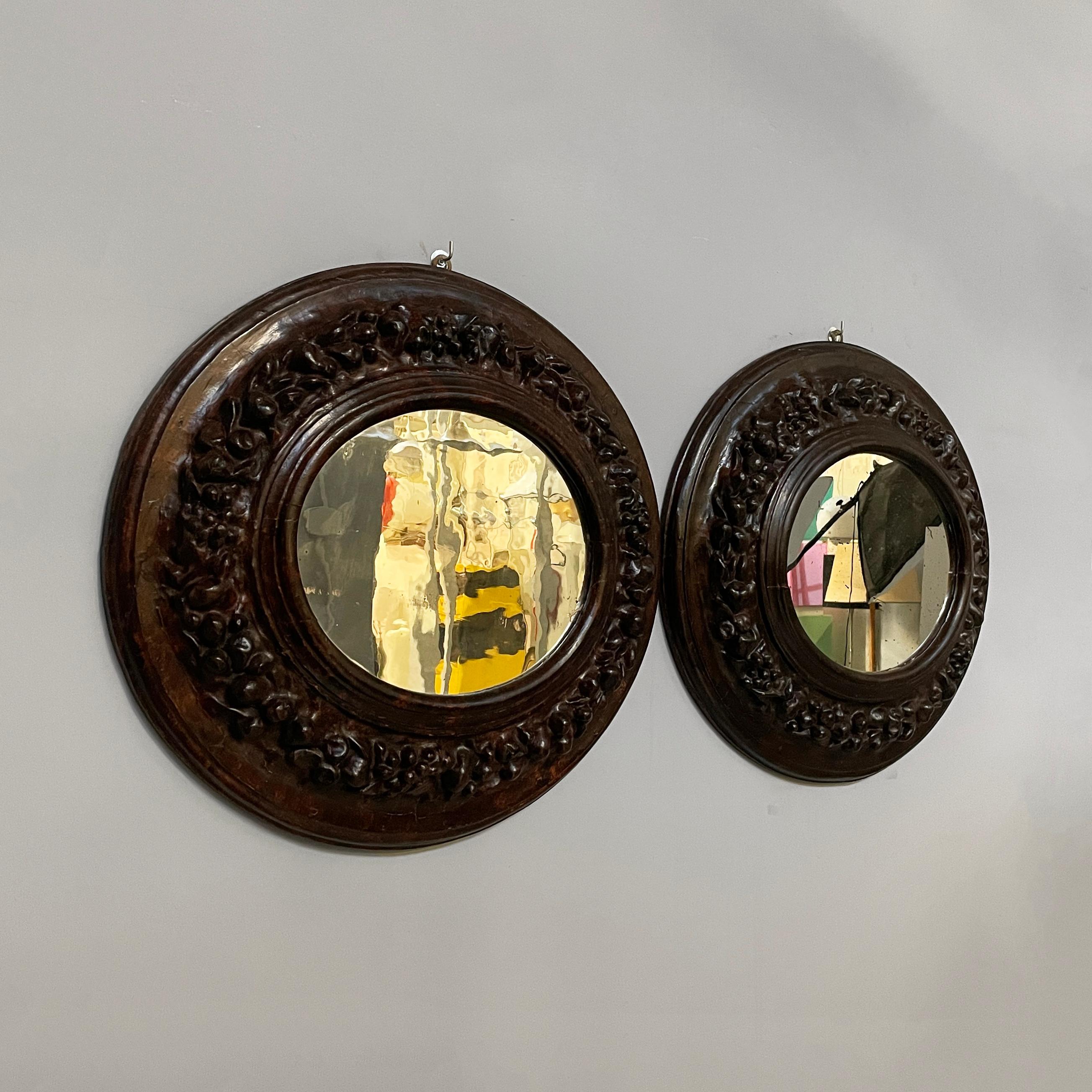 Italienische ovale Wandspiegel mit Pappmaché-Rahmen, um 1700
Zwei ovale Wandspiegel mit fein gearbeiteten und verzierten Pappmaché-Rahmen.
1700s.
Guter Zustand, leichte Alterungsspuren auf dem Pappmaché. Vereinzelte Flecken und kleine Verluste auf